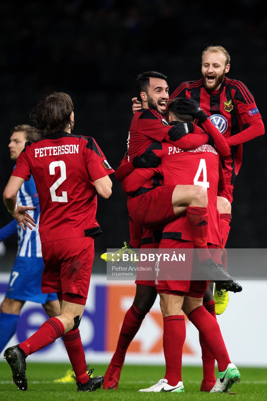 Östersunds Brwa Nouri jublar med målskytten till 0-1 Sotirios Papagiannopoulus under fotbollsmatchen i Europa League mellan Hertha Berlin och Östersund den 7 december 2017 i Berlin.