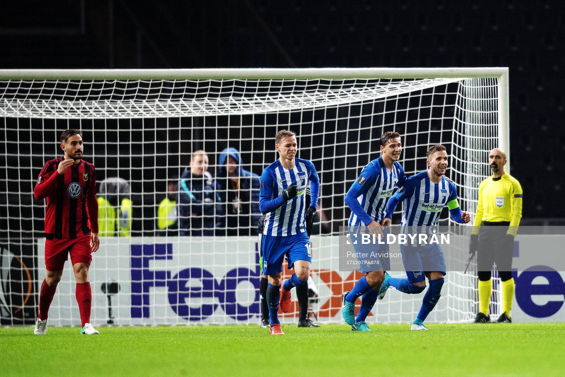 Hertha Berlins Peter Pekarik jublar efter att han gjort 1-1-målet under fotbollsmatchen i Europa League mellan Hertha Berlin och Östersund den 7 december 2017 i Berlin.