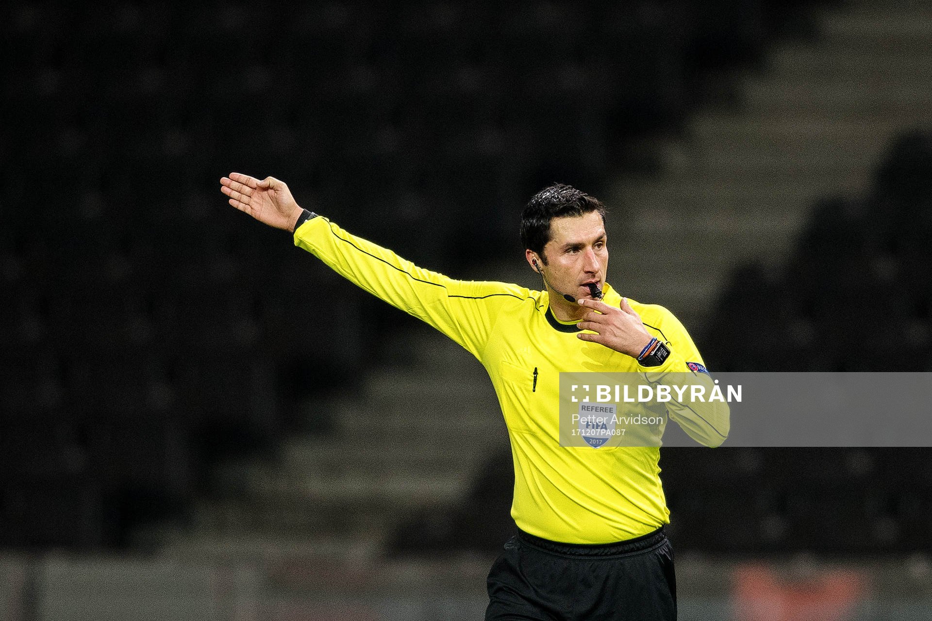 Domare Tiago Martins under fotbollsmatchen i Europa League mellan Hertha Berlin och Östersund den 7 december 2017 i Berlin.