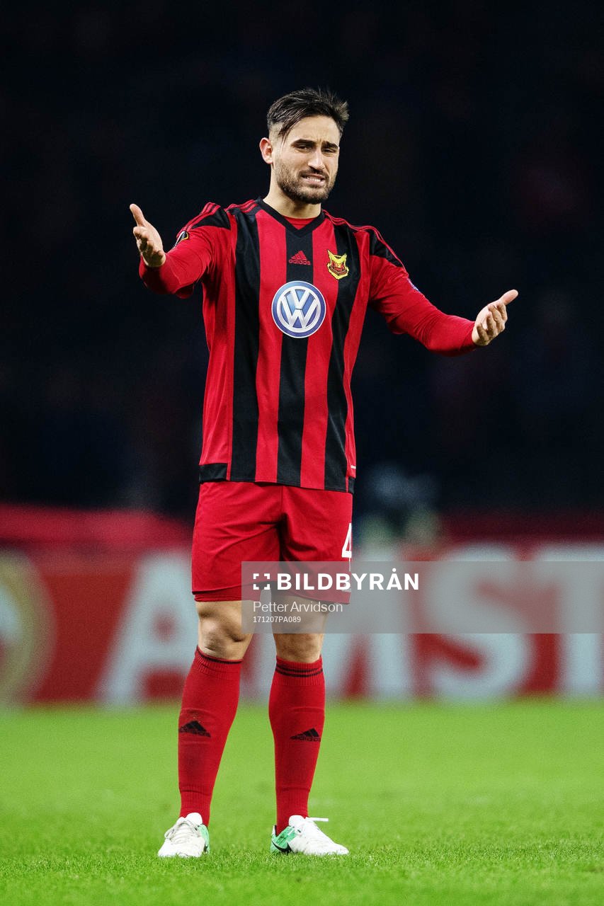 Östersunds Sotirios Papagiannopoulus gestikulerar under fotbollsmatchen i Europa League mellan Hertha Berlin och Östersund den 7 december 2017 i Berlin.