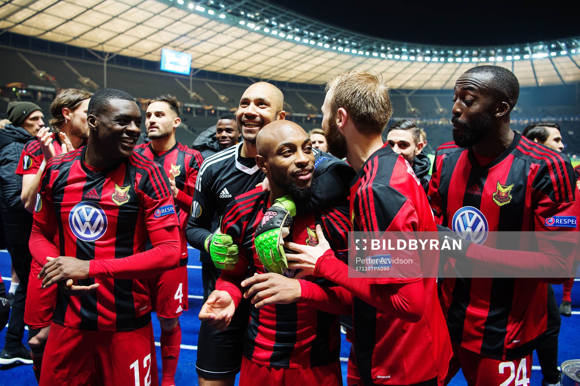 Östersunds spelare jublar efter fotbollsmatchen i Europa League mellan Hertha Berlin och Östersund den 7 december 2017 i Berlin.