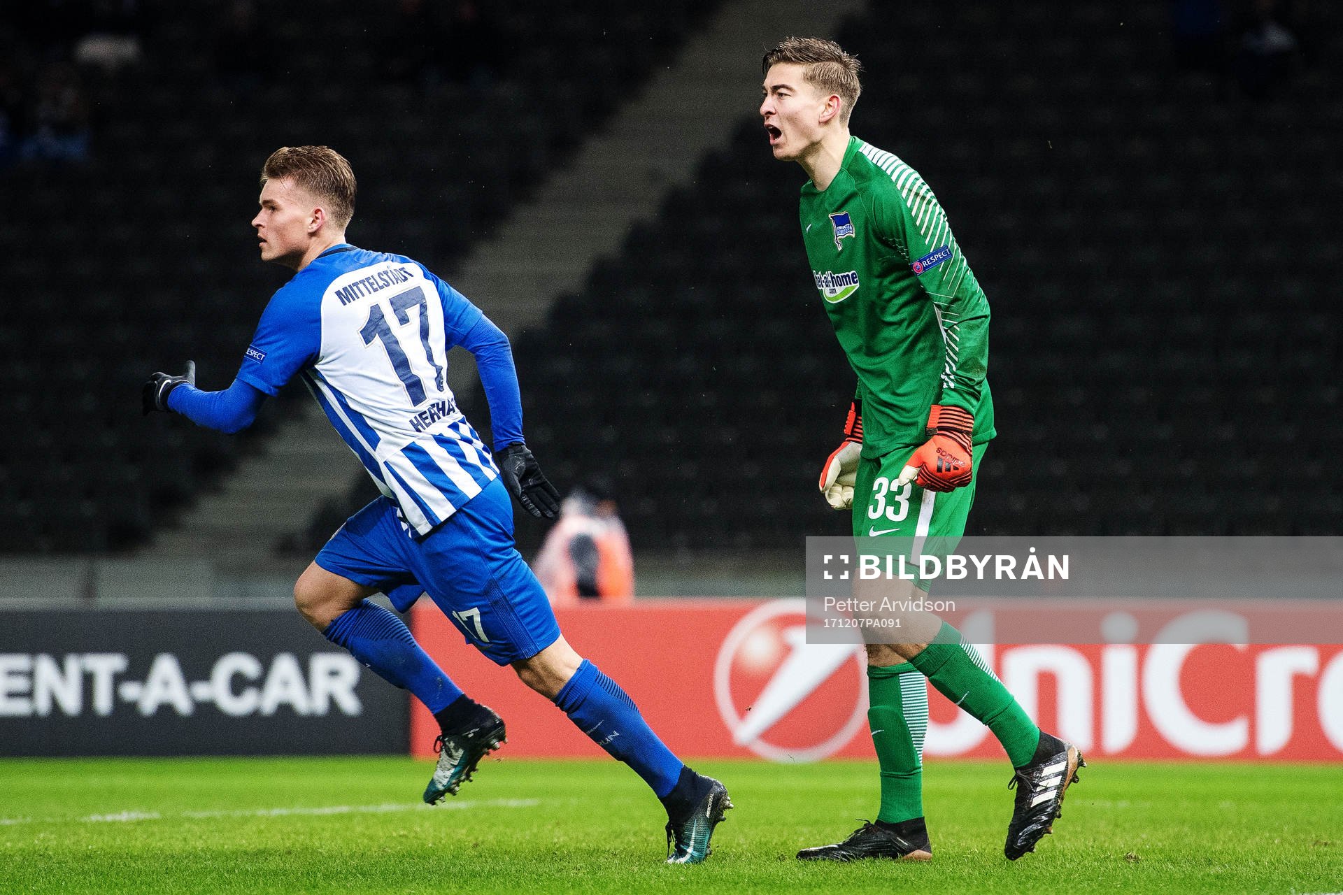 Hertha Berlins målvakt Jonathan Klinsmann jublar