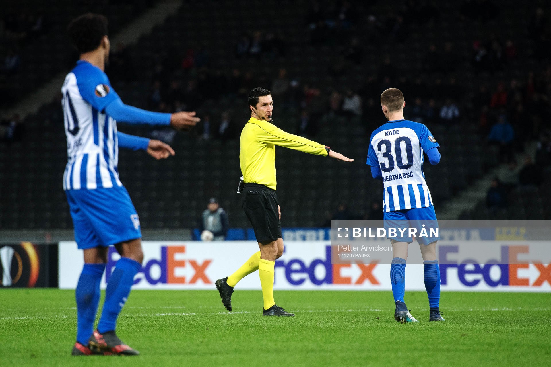 Domare Tiago Martins dömer straff under fotbollsmatchen i Europa League mellan Hertha Berlin och Östersund den 7 december 2017 i Berlin.