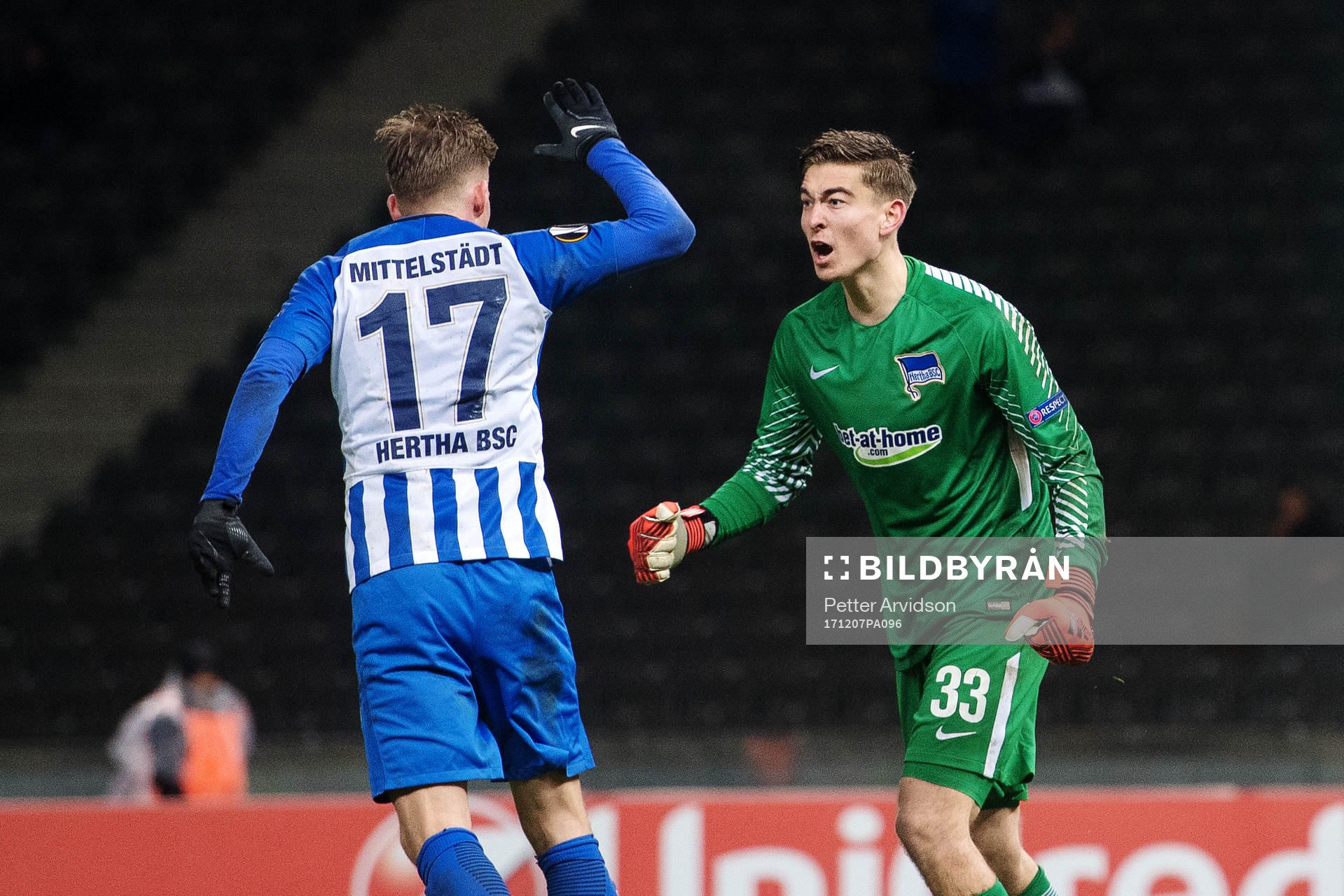 Hertha Berlins målvakt Jonathan Klinsmann jublar