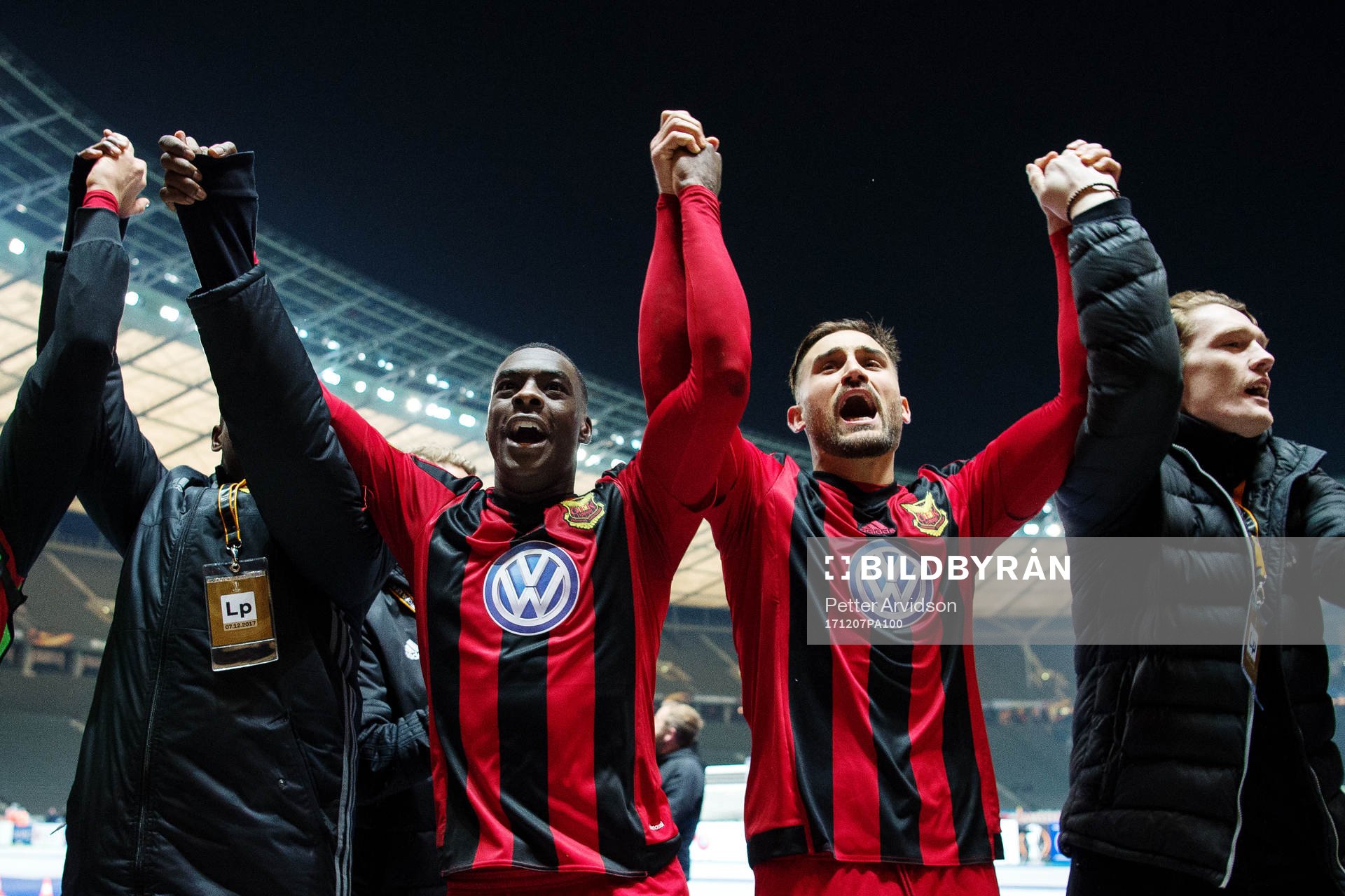 Östersunds Ken Sema och Sotirios Papagiannopoulus jublar