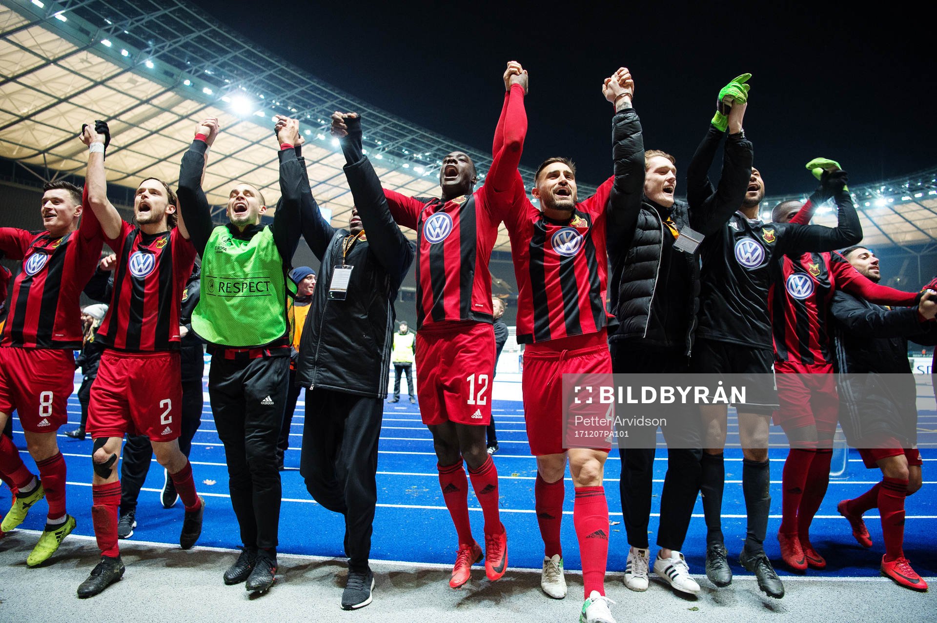 Östersunds spelare jublar efter fotbollsmatchen i Europa League mellan Hertha Berlin och Östersund den 7 december 2017 i Berlin.