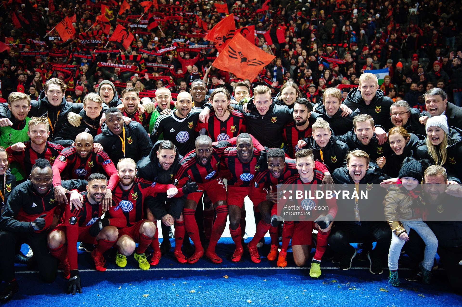 Östersunds spelare jublar efter fotbollsmatchen i Europa League mellan Hertha Berlin och Östersund den 7 december 2017 i Berlin.