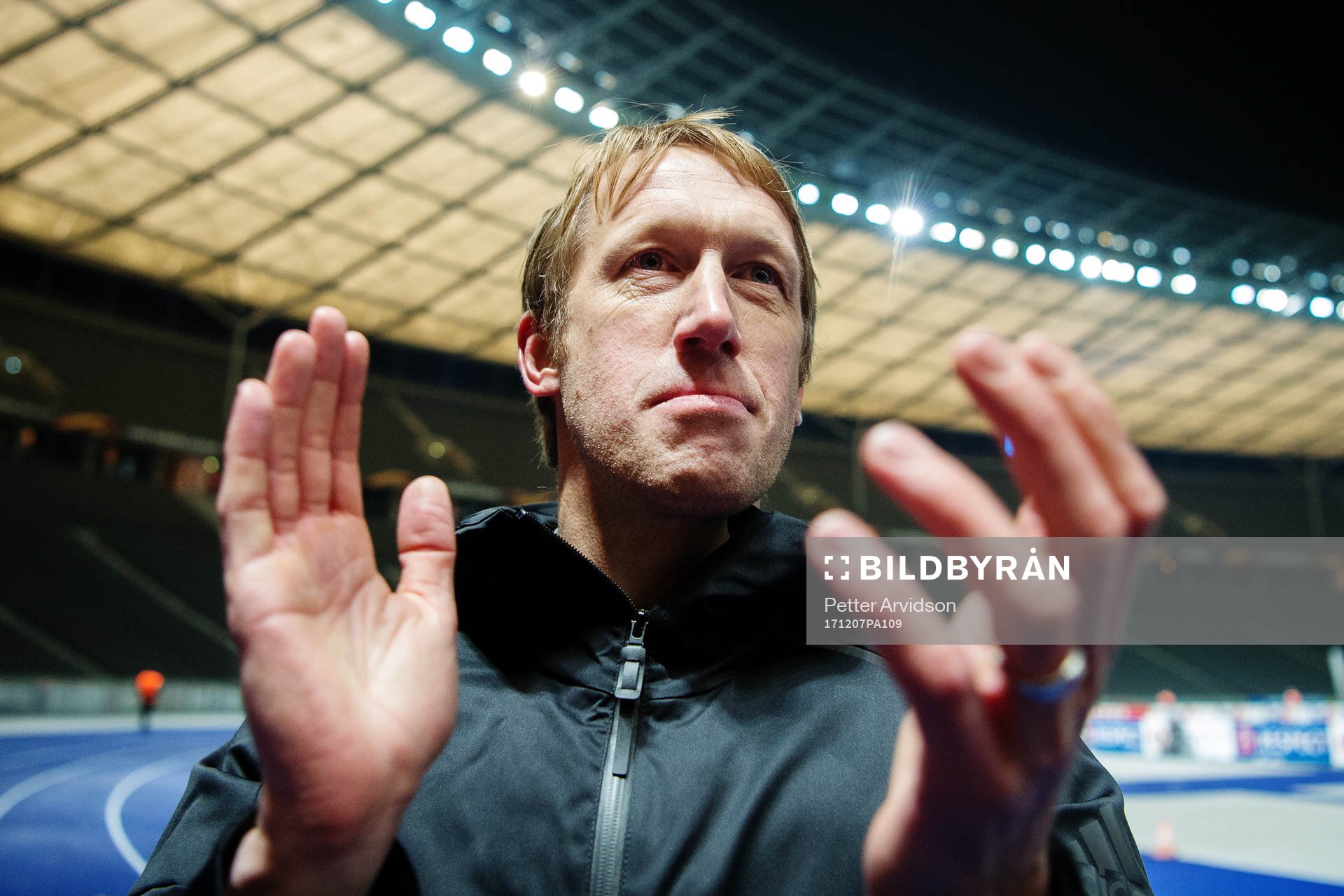 Östersunds tränare Graham Potter applåderar