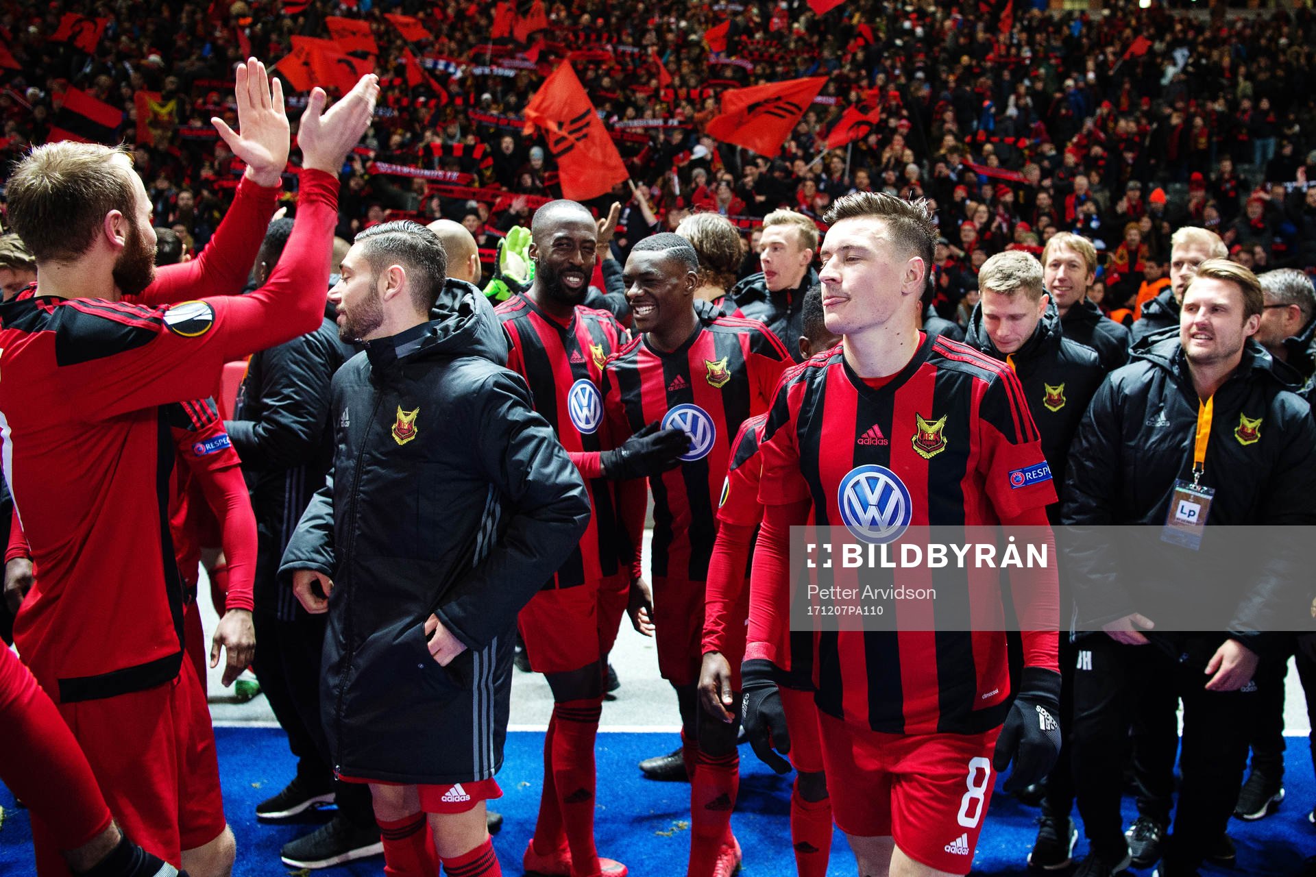 Östersunds Ronald Mukiibi, Ken Sema och Jamie Hopcutt jublar efter fotbollsmatchen i Europa League mellan Hertha Berlin och Östersund den 7 december 2017 i Berlin.