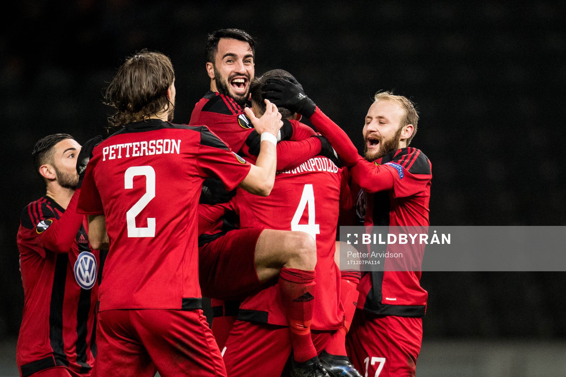 Östersunds Brwa Nouri och Curtis Edwards jublar med Sotirios Papagiannopoulus efter hans 0-1 mål under fotbollsmatchen i Europa League mellan Hertha Berlin och Östersund den 7 december 2017 i Berlin.