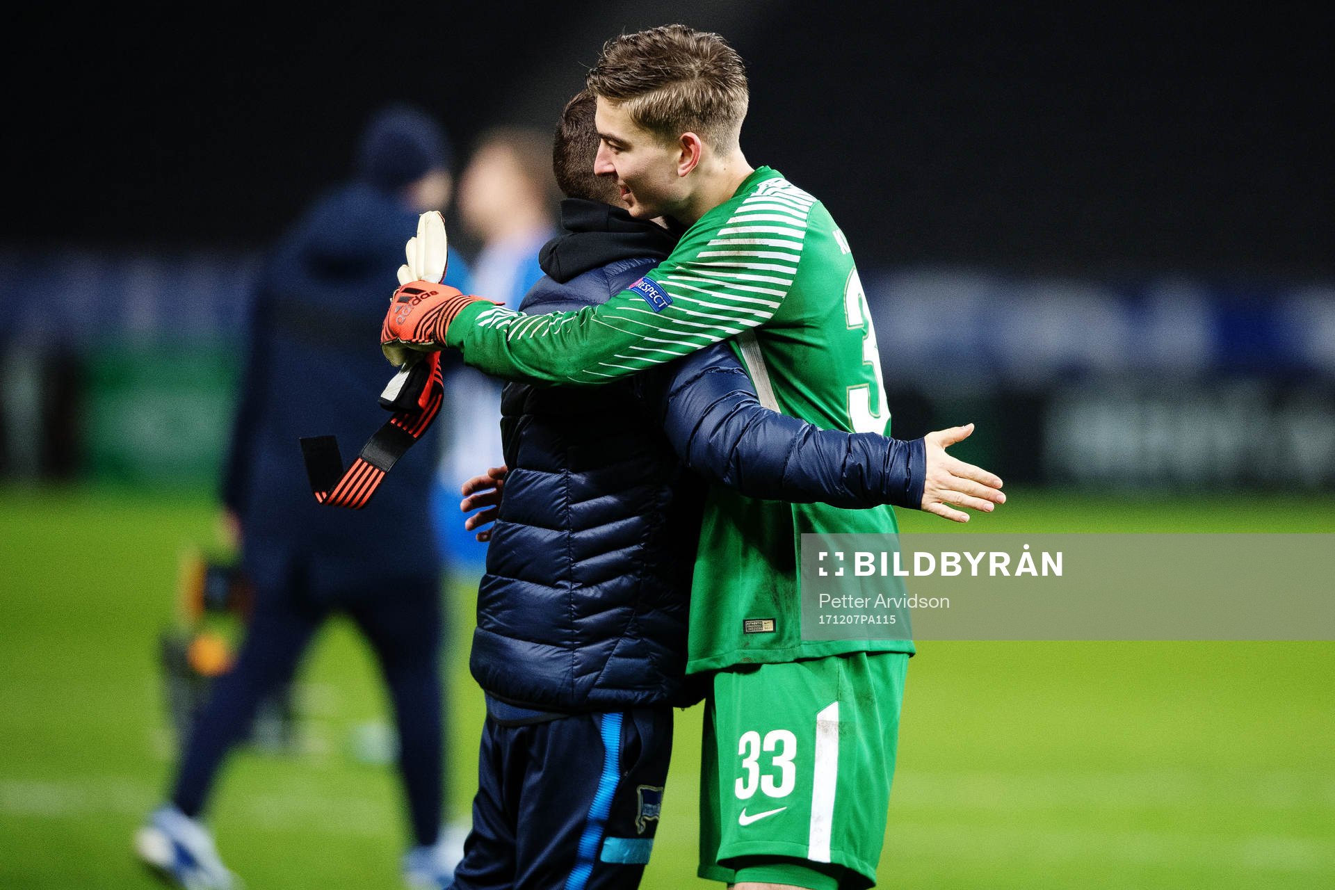 Hertha Berlins målvakt Jonathan Klinsmann kramar om person