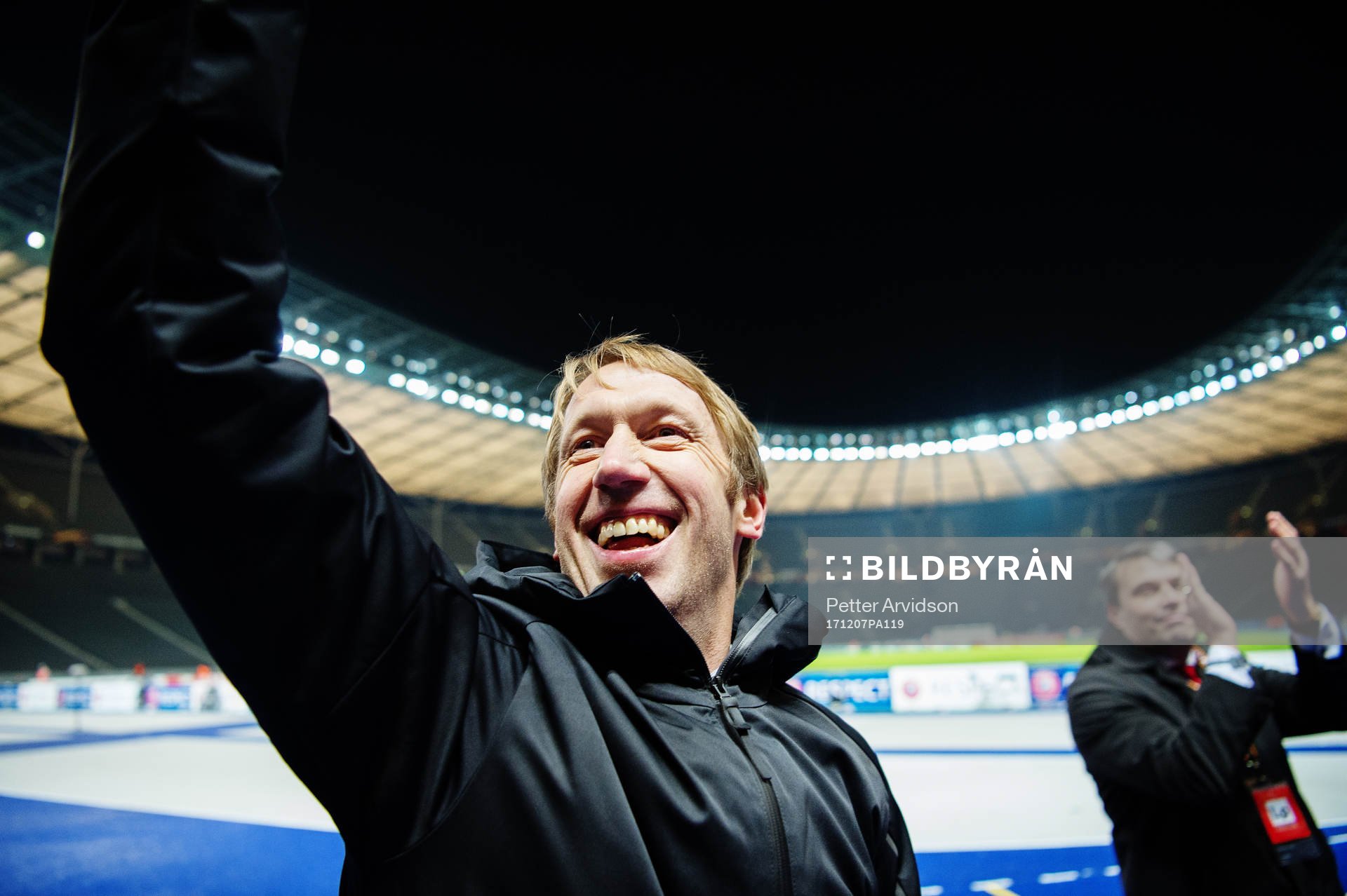 Östersunds tränare Graham Potter jublar efter fotbollsmatchen i Europa League mellan Hertha Berlin och Östersund den 7 december 2017 i Berlin.