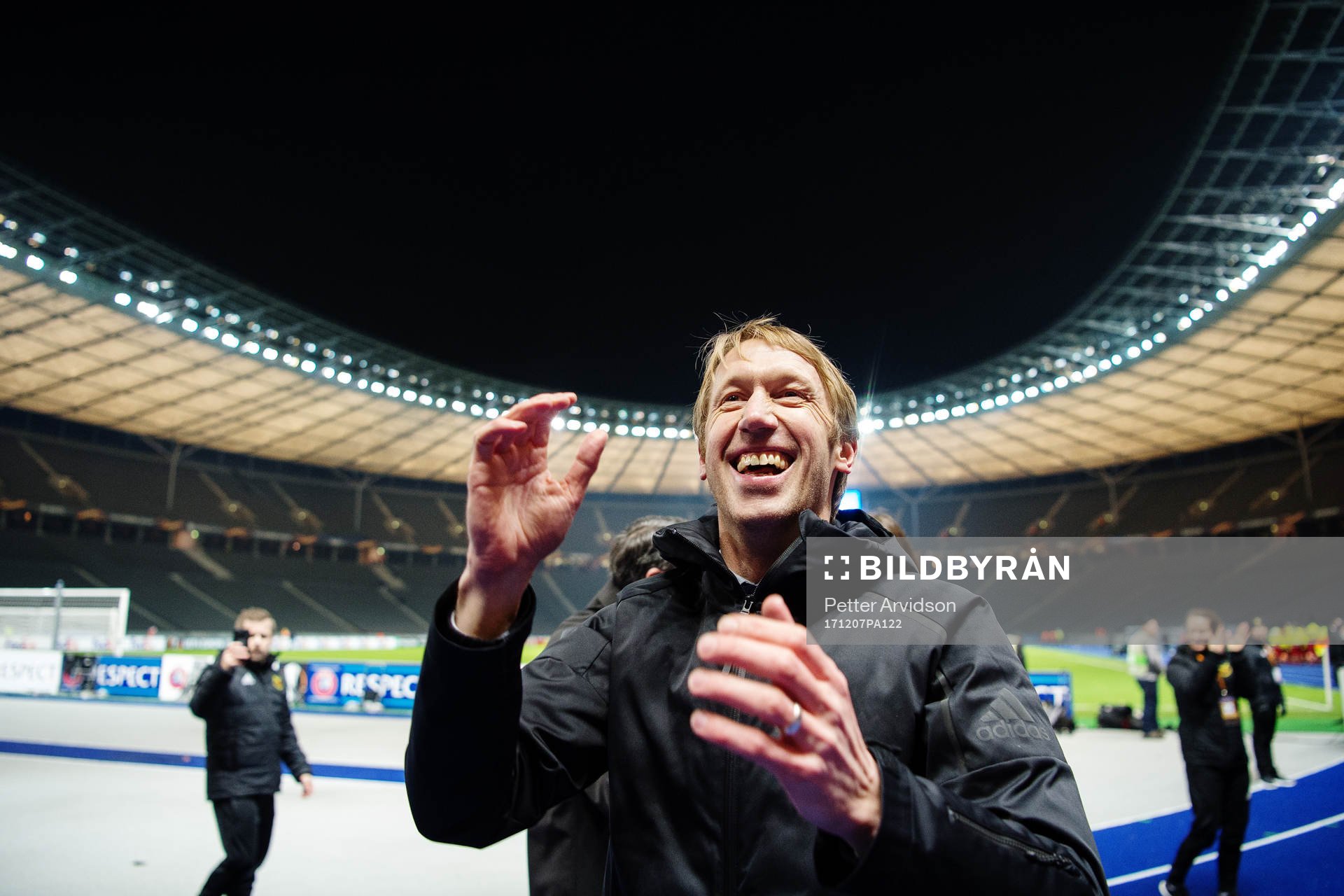 Östersunds tränare Graham Potter jublar efter fotbollsmatchen i Europa League mellan Hertha Berlin och Östersund den 7 december 2017 i Berlin.