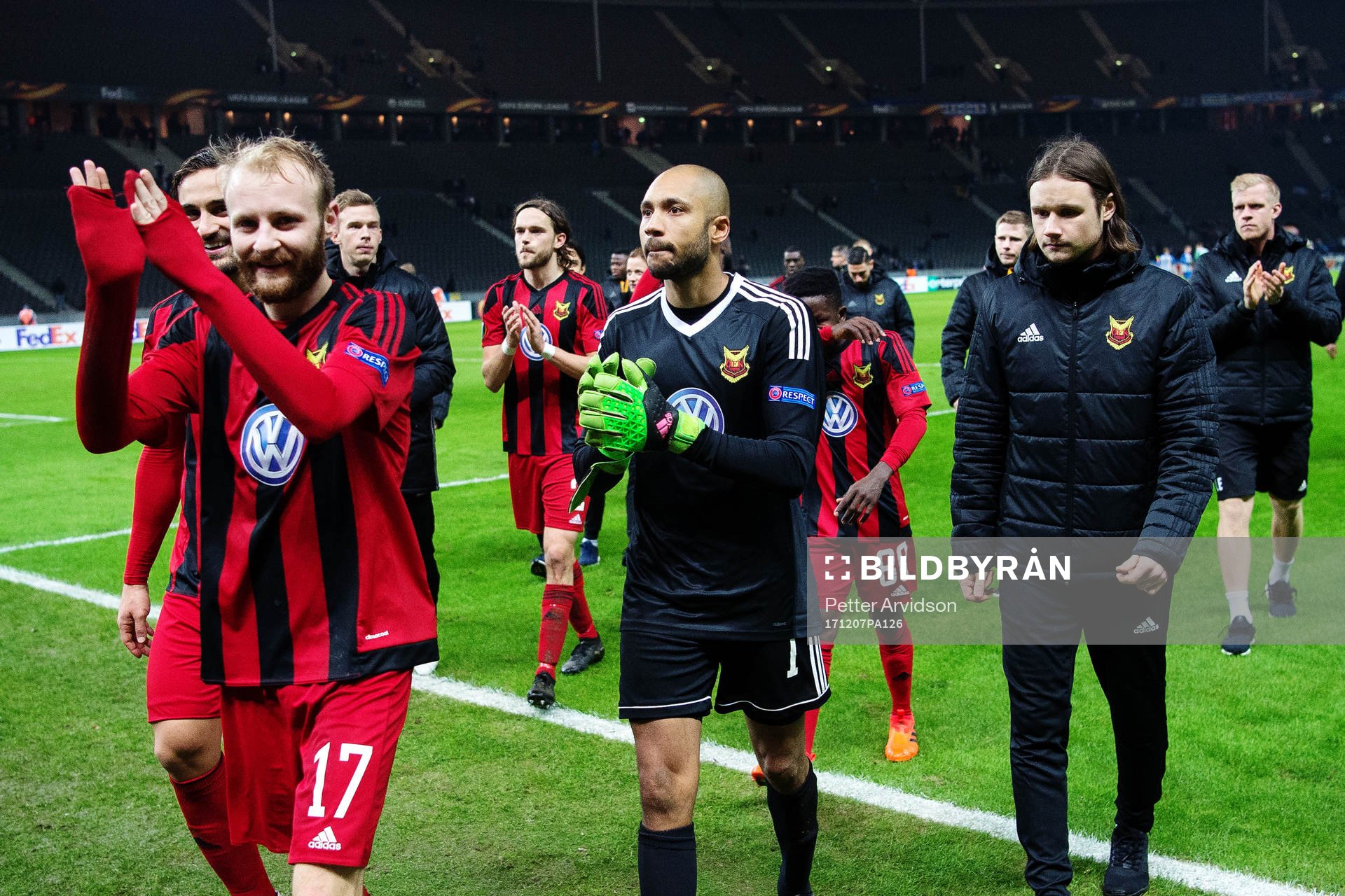 Östersunds Curtis Edwards och målvakt Aly Keita jublar