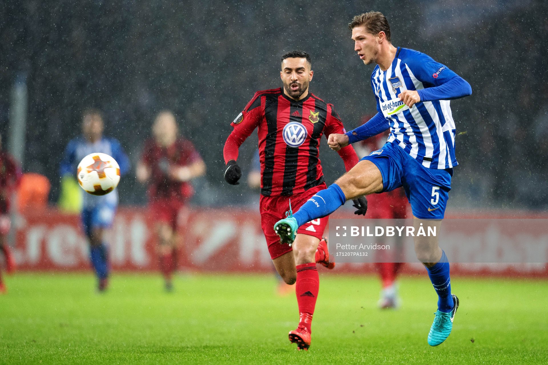 Östersunds Saman Ghoddos och Hertha Berlins Niklas Stark i duell under fotbollsmatchen i Europa League mellan Hertha Berlin och Östersund den 7 december 2017 i Berlin.