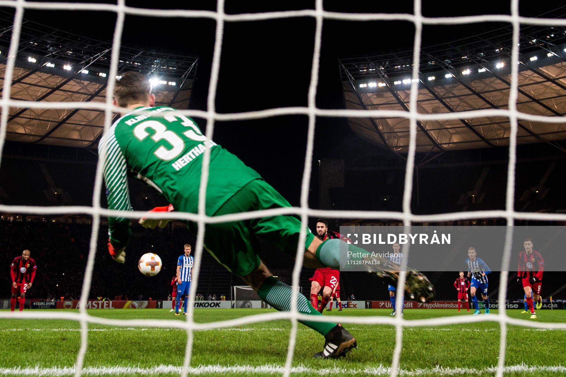 Östersunds Brwa Nouri slår en straff mot Hertha Berlins