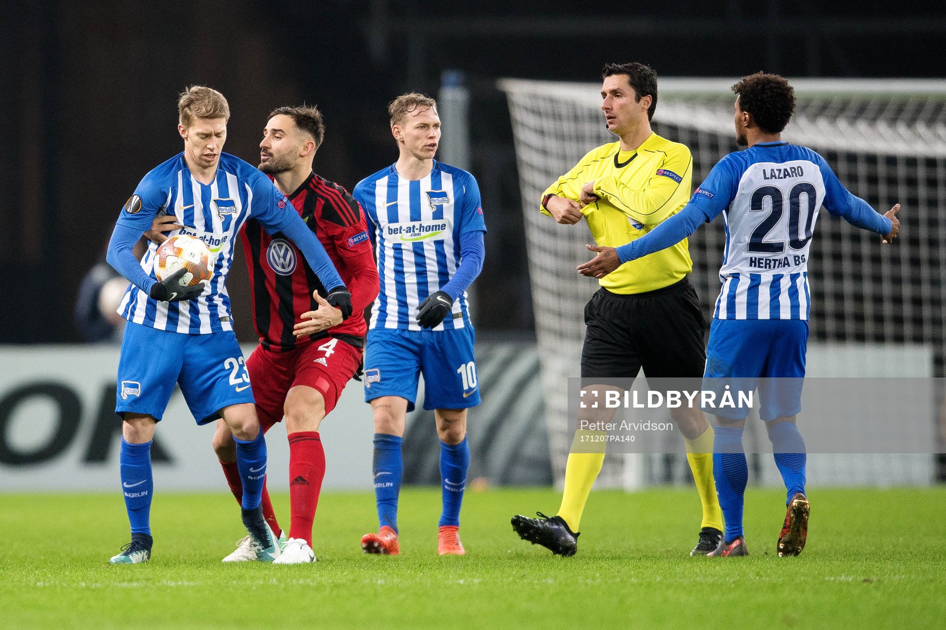 Hertha Berlins Mitchell Weiser håller bollen medan Östersunds Sotirios Papagiannopoulus försöker ta den under fotbollsmatchen i Europa League mellan Hertha Berlin och Östersund den 7 december 2017 i Berlin.