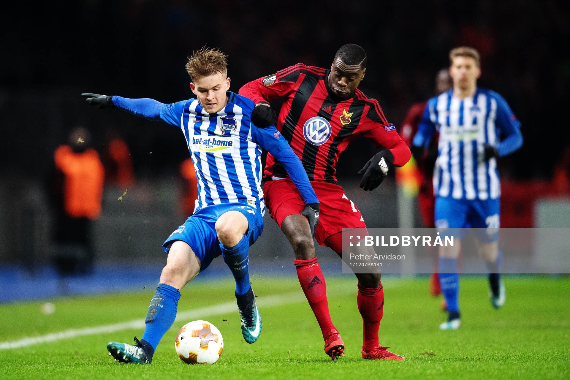 Hertha Berlins Maximilian Mittelstädt och Östersunds Ken Sema under fotbollsmatchen i Europa League mellan Hertha Berlin och Östersund den 7 december 2017 i Berlin.