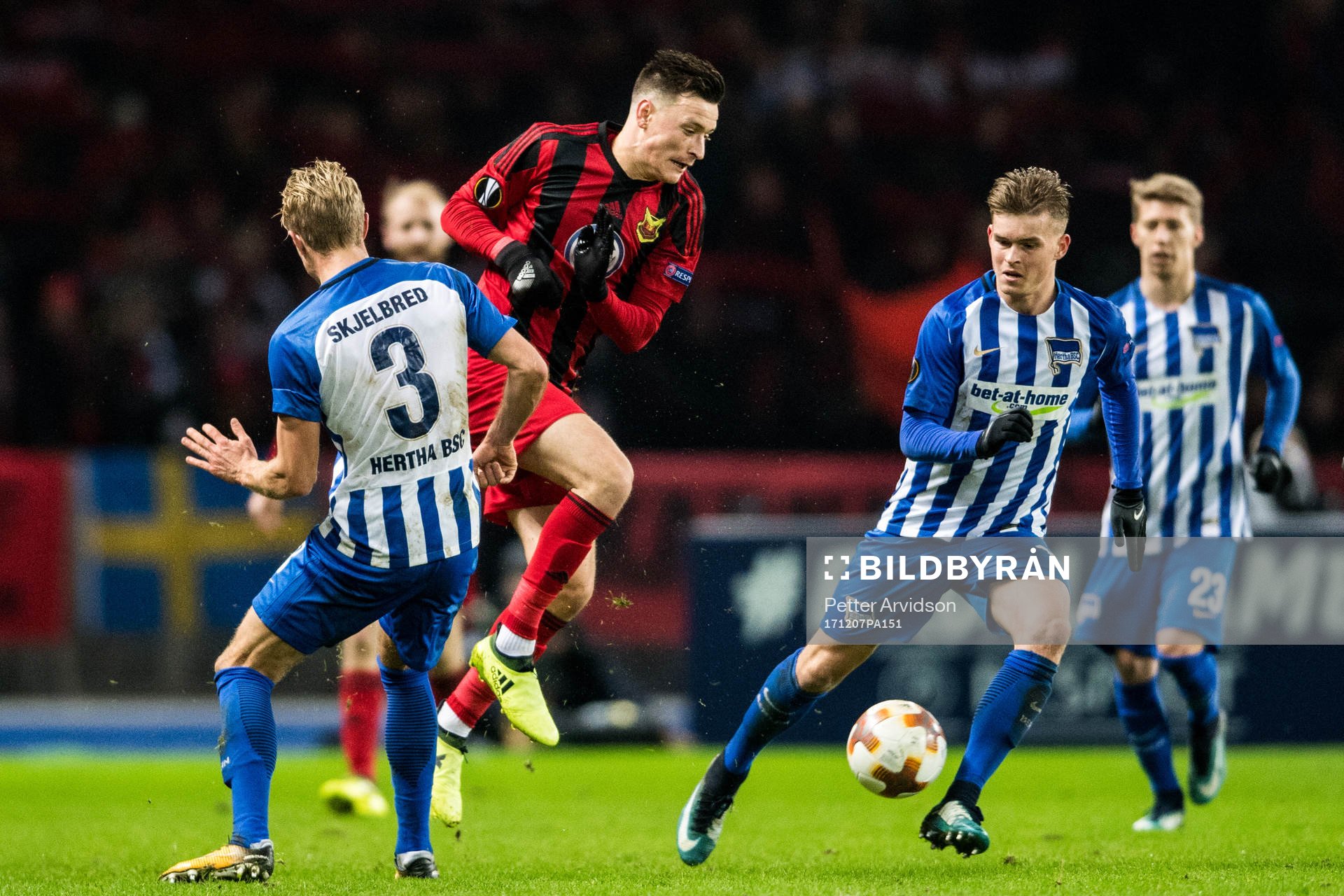 Östersunds Jamie Hopcutt mot Hertha Berlins Per Ciljan