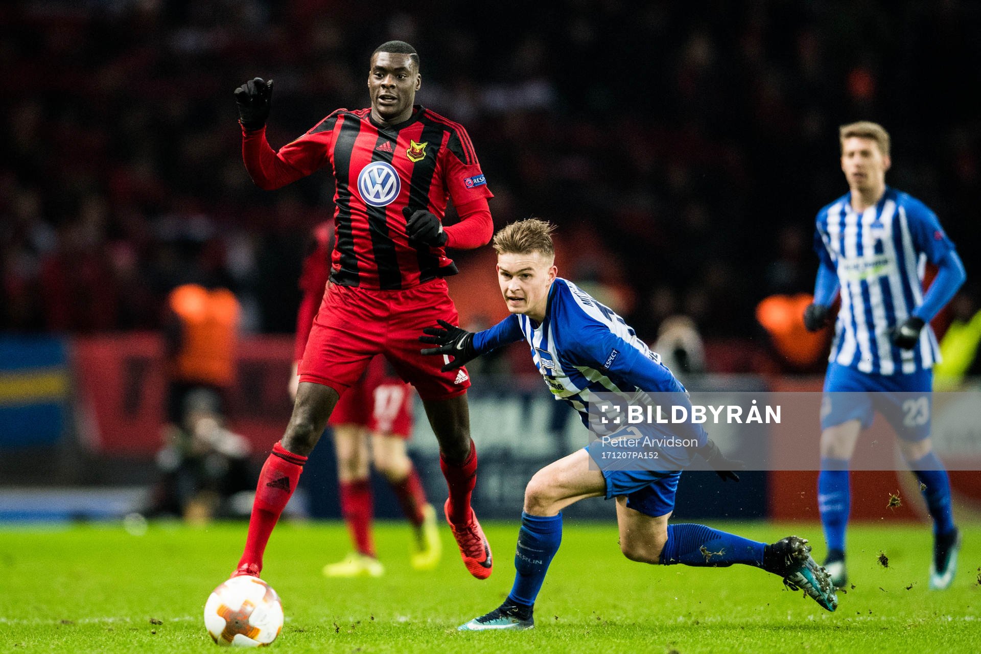 Östersunds Ken Sema och Hertha Berlins Maximilian Mittelstädt under fotbollsmatchen i Europa League mellan Hertha Berlin och Östersund den 7 december 2017 i Berlin.