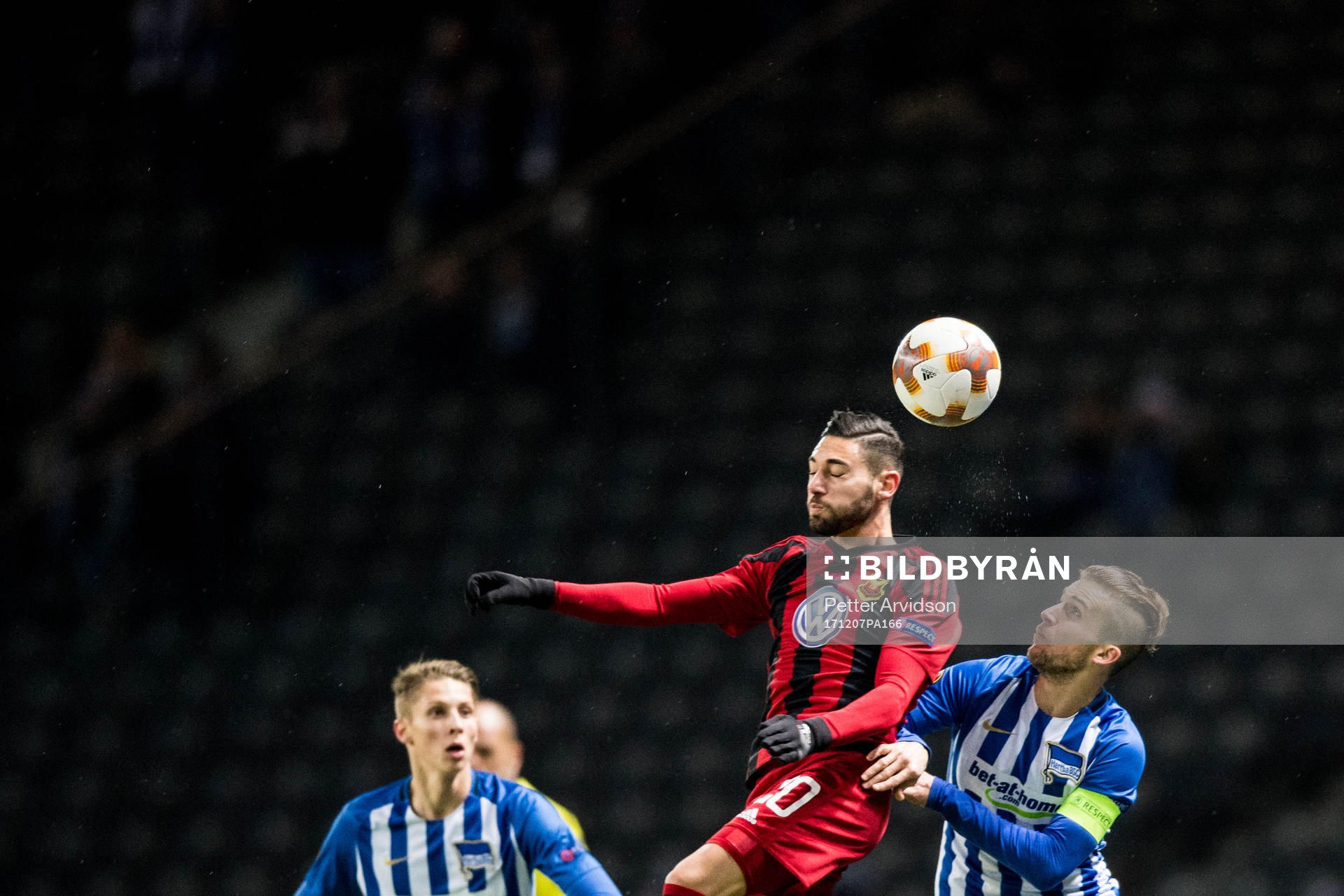 Östersunds Gabriel Somi och Hertha Berlins Peter Pekarik under fotbollsmatchen i Europa League mellan Hertha Berlin och Östersund den 7 december 2017 i Berlin.