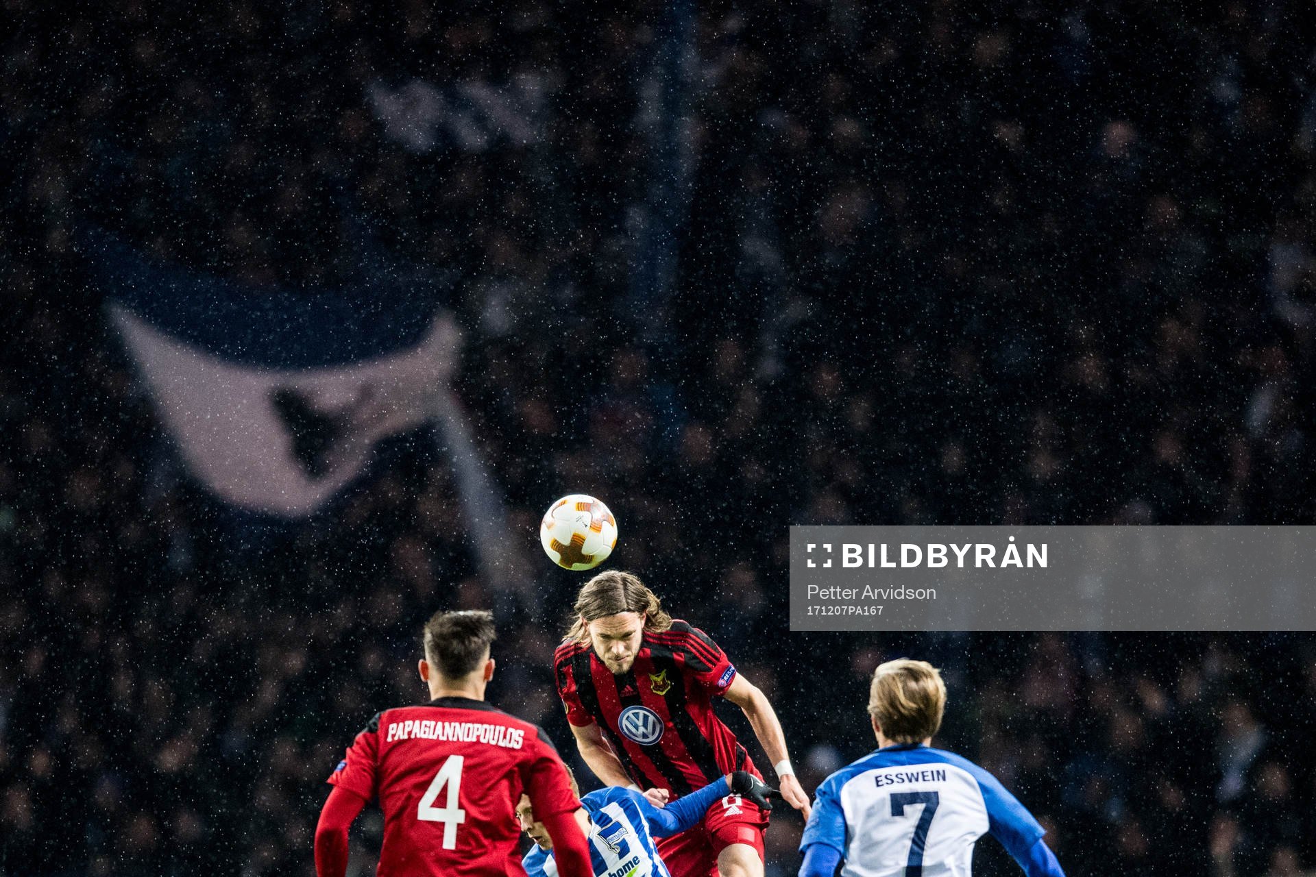 Östersunds Tom Pettersson nickar undan framför Hertha