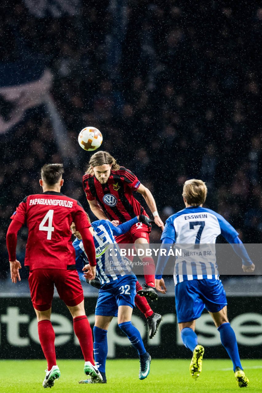 Östersunds Tom Pettersson nickar undan framför Hertha