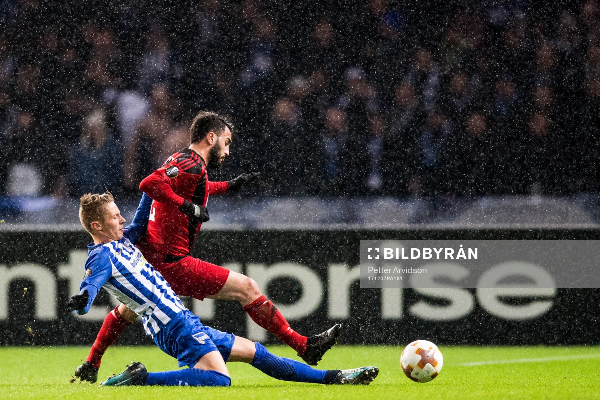 Östersunds Brwa Nouri och Hertha Berlins Peter Pekarik under fotbollsmatchen i Europa League mellan Hertha Berlin och Östersund den 7 december 2017 i Berlin.