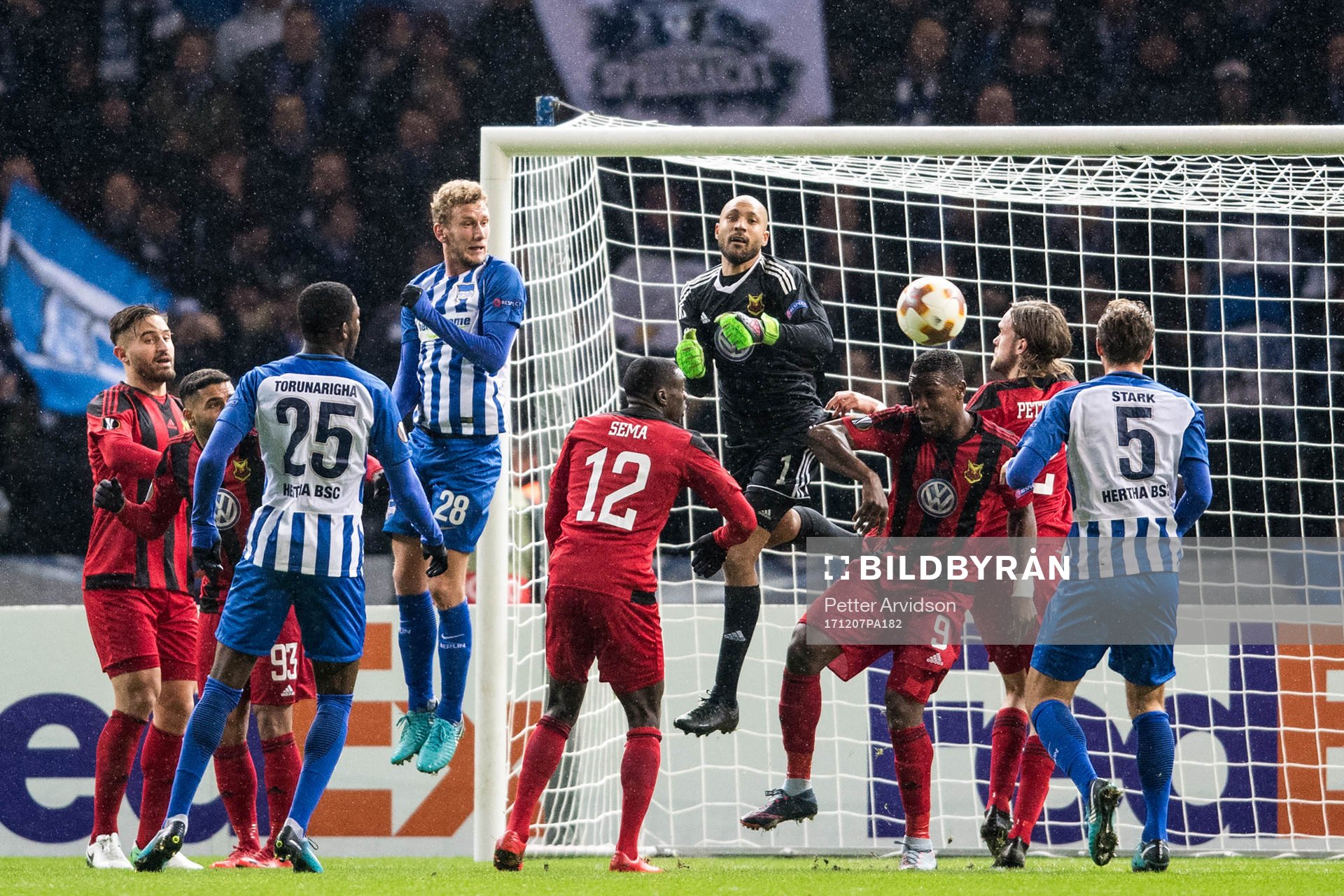 Östersunds målvakt Aly Keita och Salisu Abdullahi Gero mot Hertha Berlins Fabian Lustenberger under fotbollsmatchen i Europa League mellan Hertha Berlin och Östersund den 7 december 2017 i Berlin.