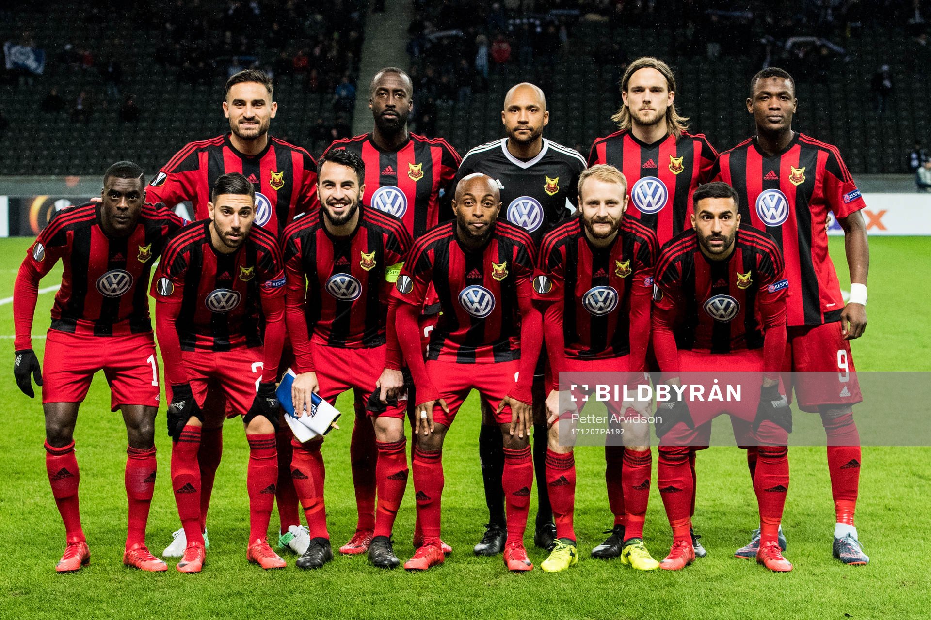 Östersunds spelare ställer upp för en lagbild, övre