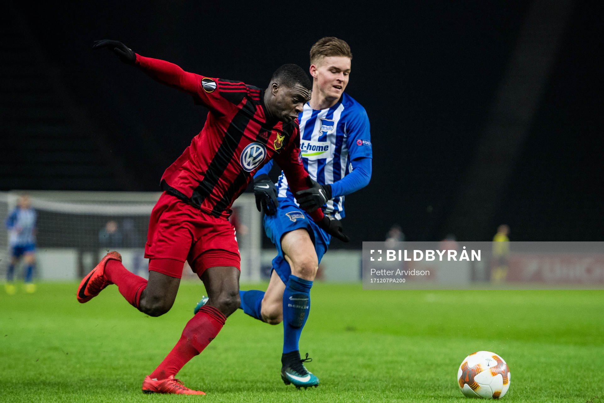 Östersunds Ken Sema i kamp med Hertha Berlins Maximilian Mittelstädt under fotbollsmatchen i Europa League mellan Hertha Berlin och Östersund den 7 december 2017 i Berlin.