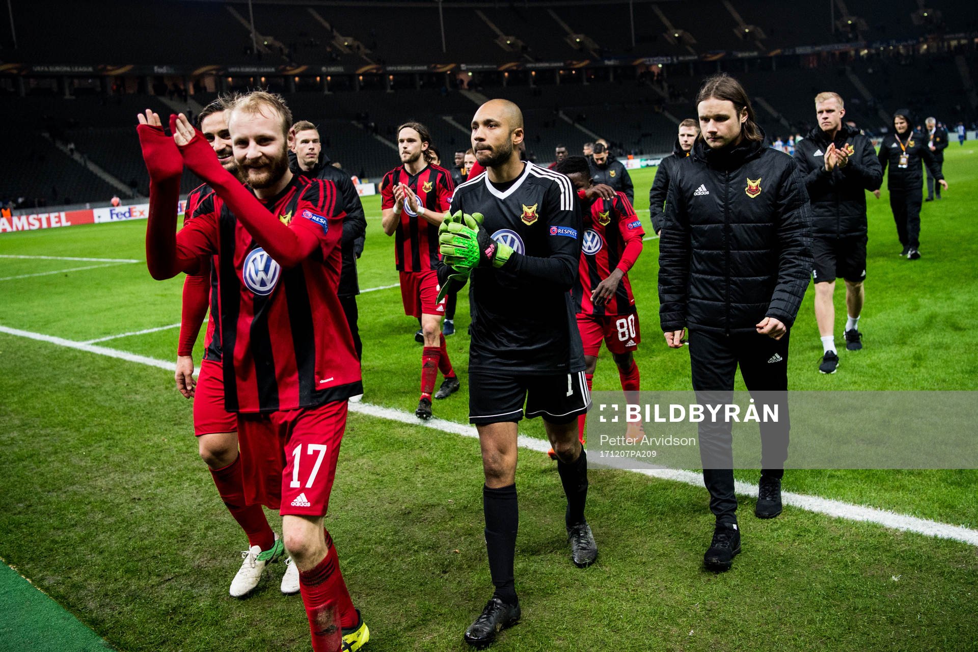 Östersunds Curtis Edwards och målvakt Aly Keita