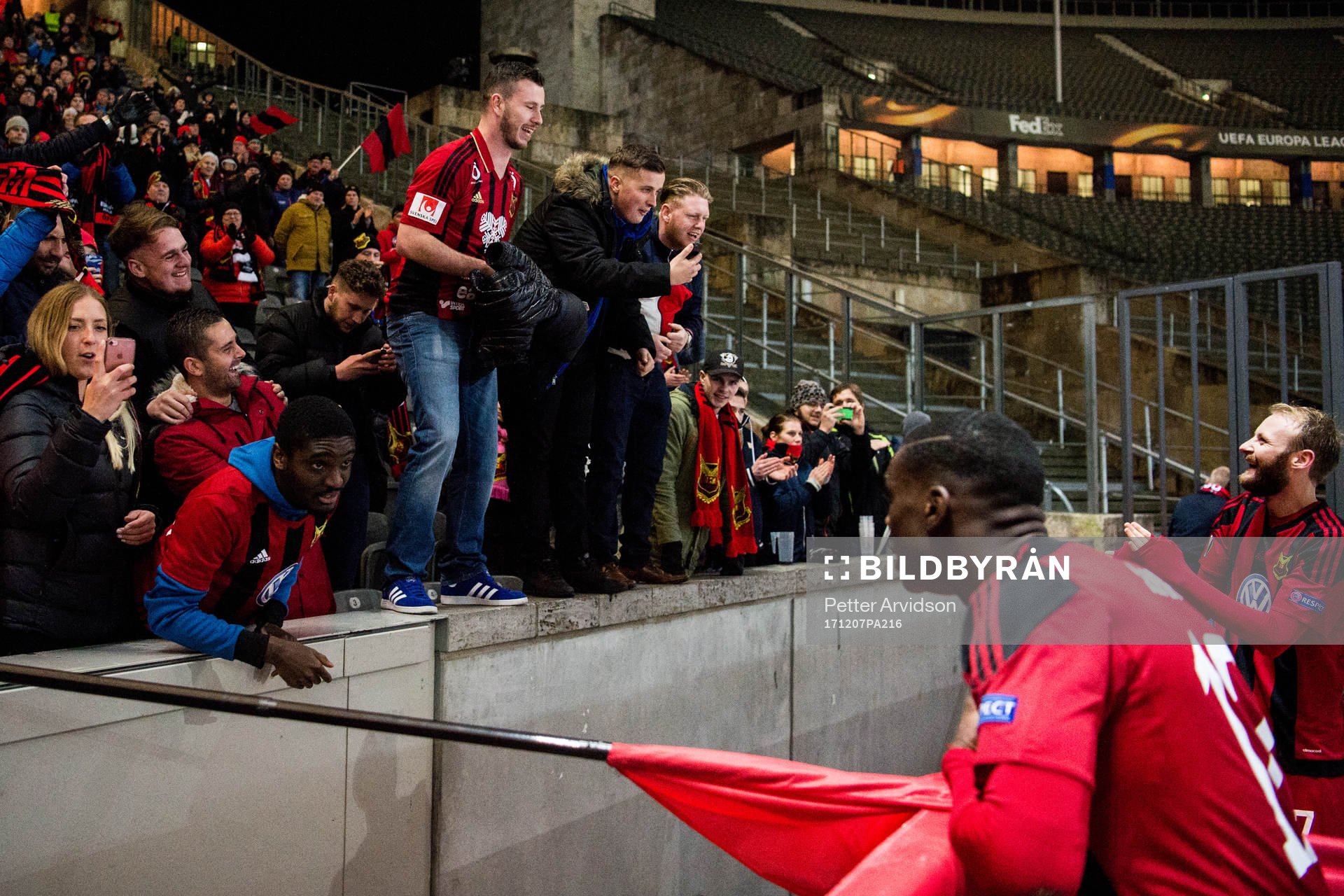 Östersunds Ken Sema pratar med supportrar