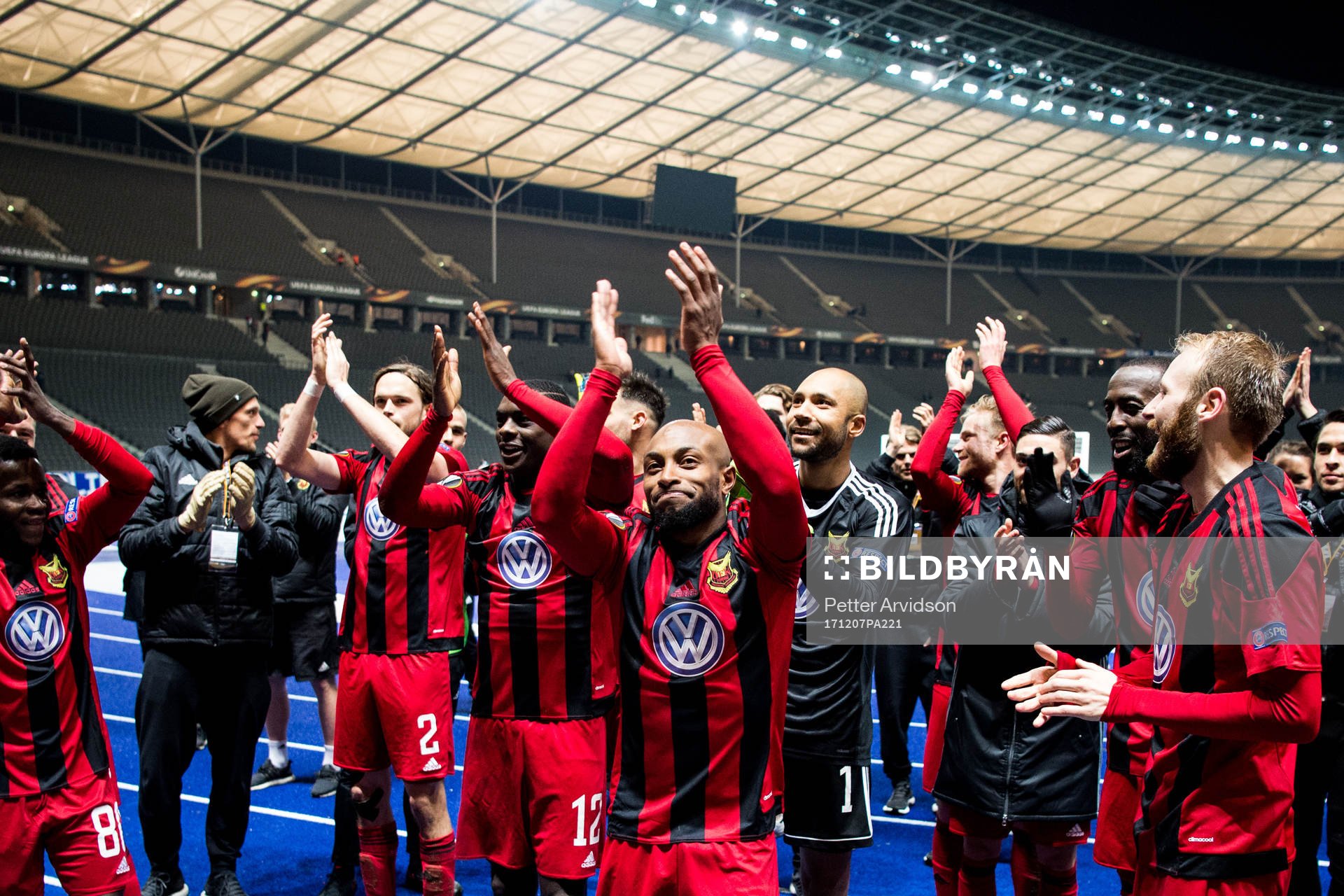 Östersunds spelare med Fouad Bachirou (m) applåderar sina