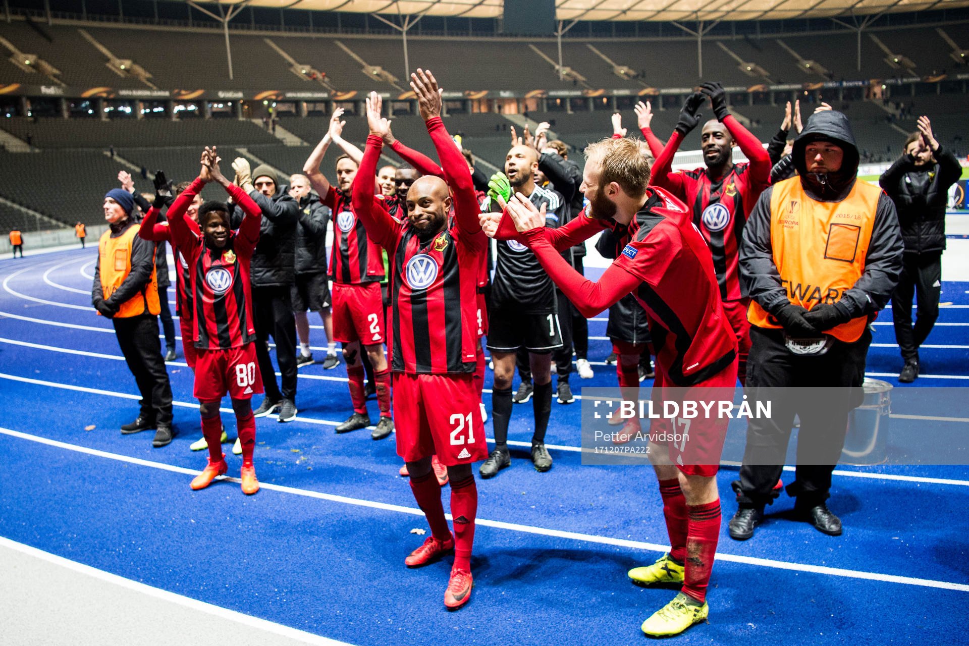 Östersunds spelare med Fouad Bachirou (m) applåderar sina