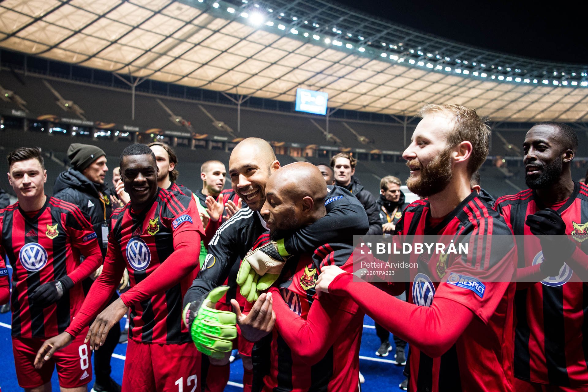 Östersunds målvakt Aly Keita och Fouad Bachirou jublar efter fotbollsmatchen i Europa League mellan Hertha Berlin och Östersund den 7 december 2017 i Berlin.