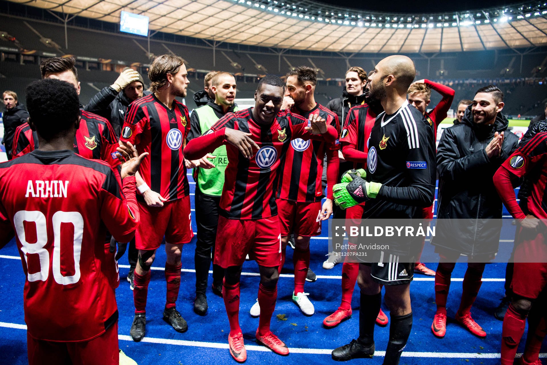 Östersunds Ken Sema dansar efter fotbollsmatchen i Europa League mellan Hertha Berlin och Östersund den 7 december 2017 i Berlin.