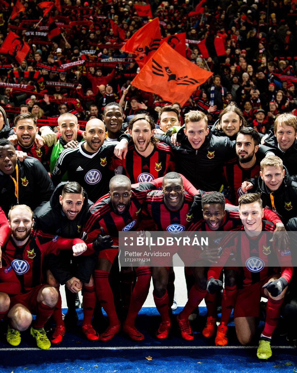 Östersunds spelare och ledare jublar framför sina