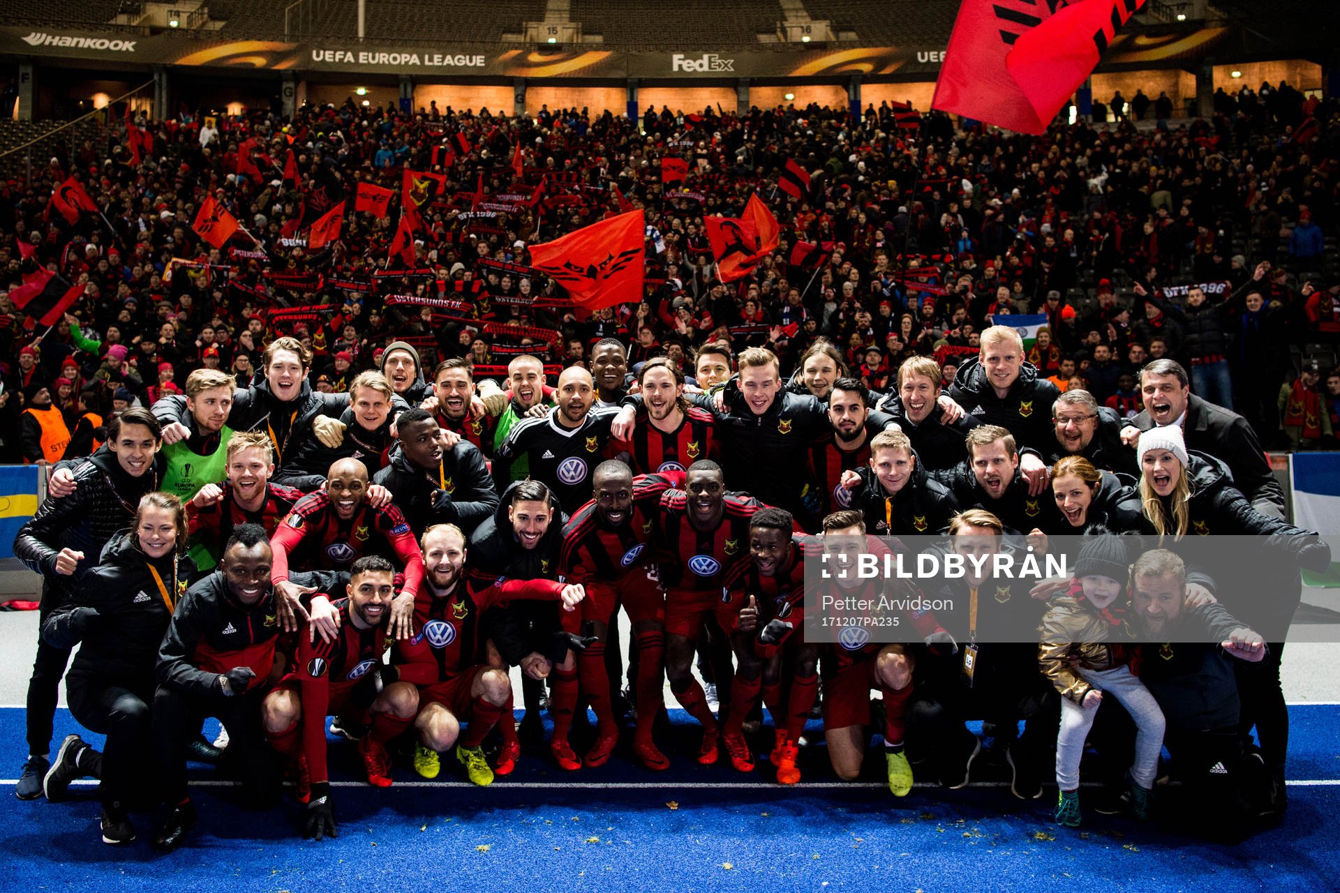 Östersunds spelare och ledare jublar framför sina