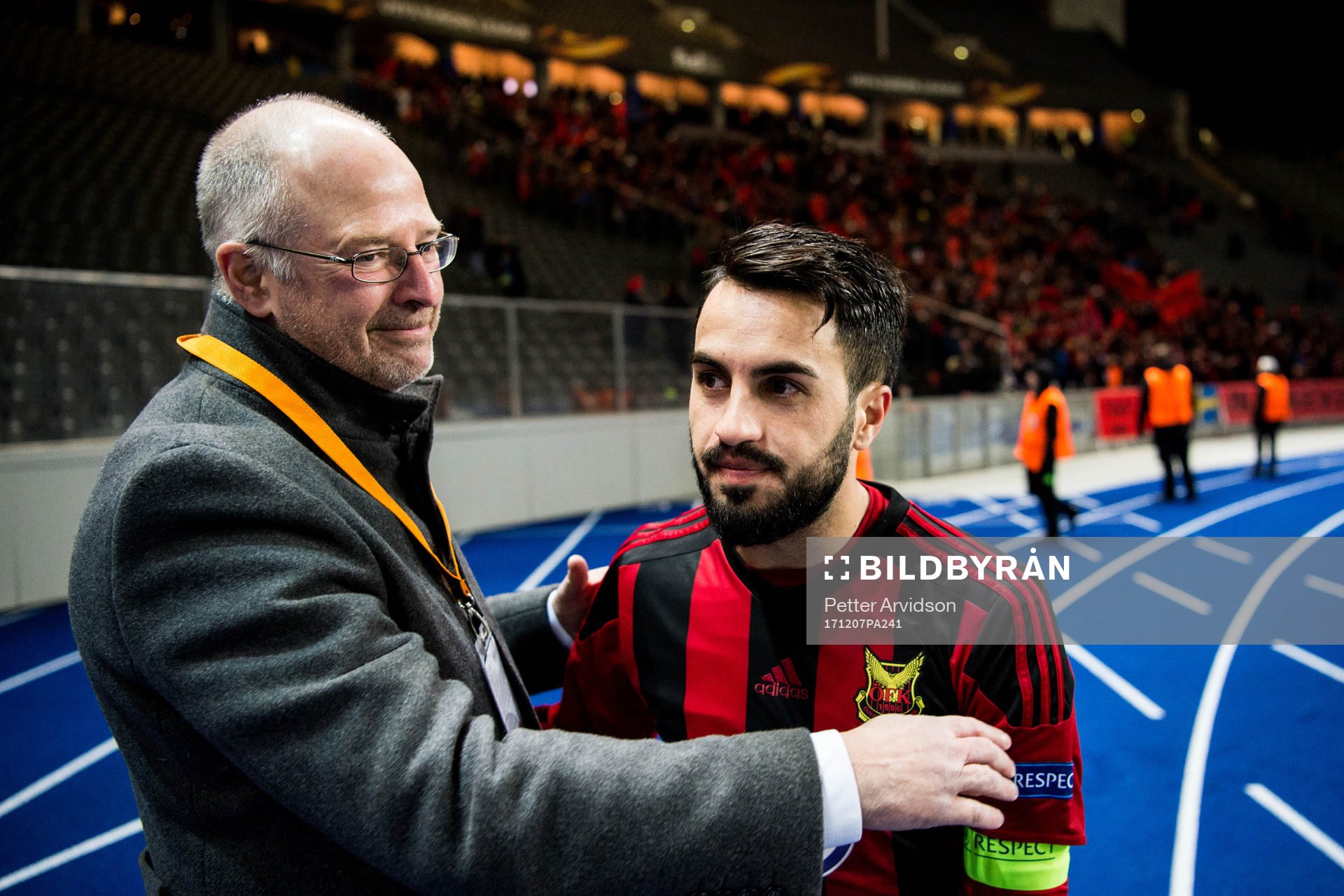 Östersunds Brwa Nouri får en kram av Lars Lasse Landin,