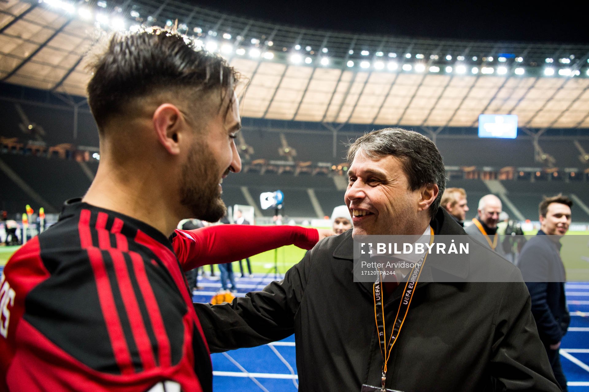 Östersunds ordförande Daniel Kindberg kramar om Sotirios