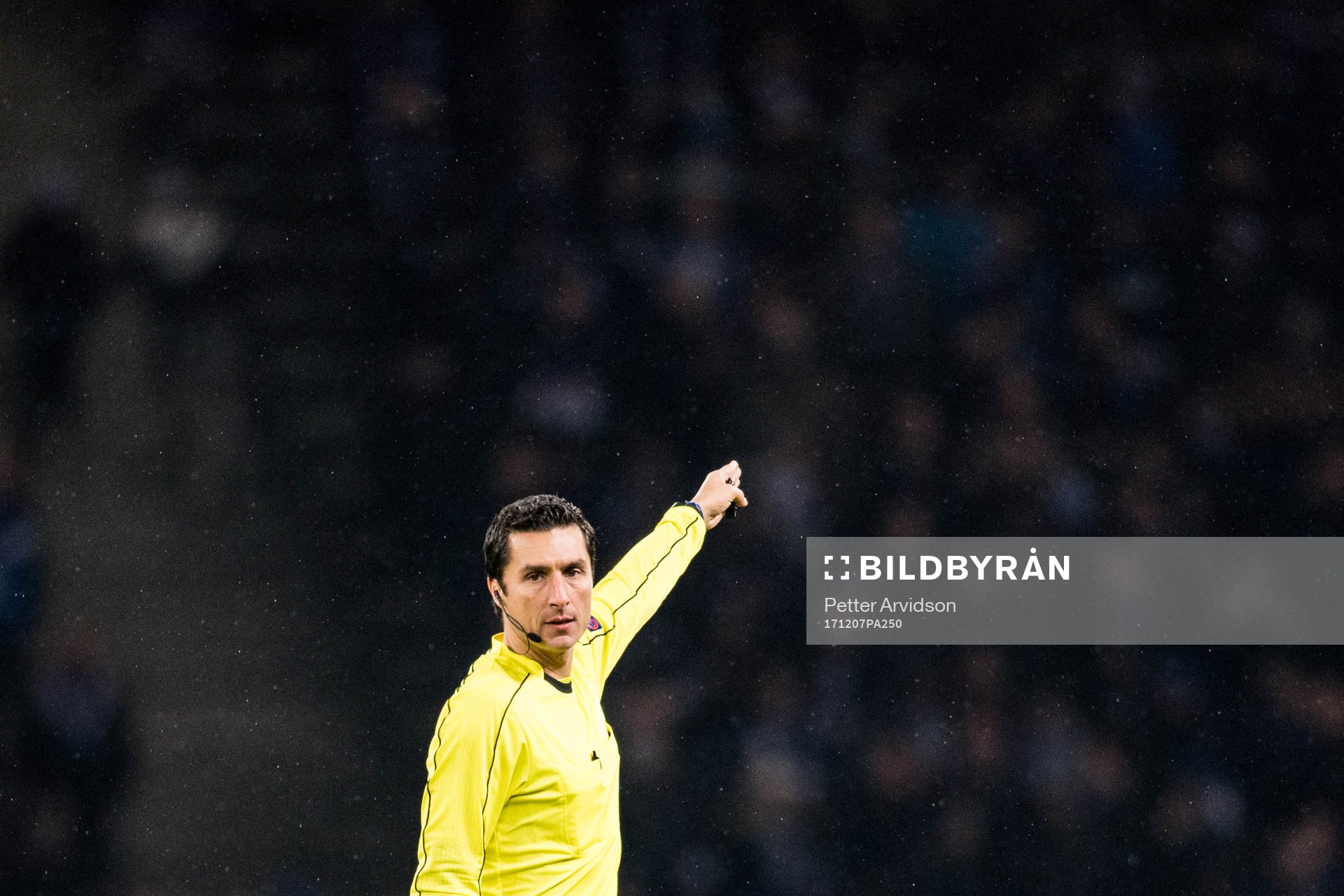 Domare Tiago Martins under fotbollsmatchen i Europa League mellan Hertha Berlin och Östersund den 7 december 2017 i Berlin.