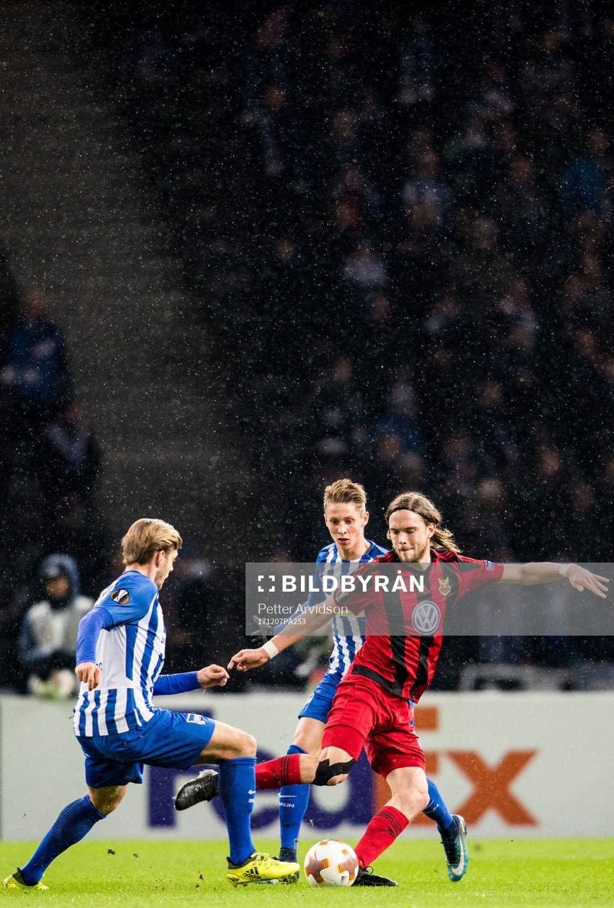 Östersunds Tom Pettersson mot Hertha Berlins Peter Pekarik under fotbollsmatchen i Europa League mellan Hertha Berlin och Östersund den 7 december 2017 i Berlin.