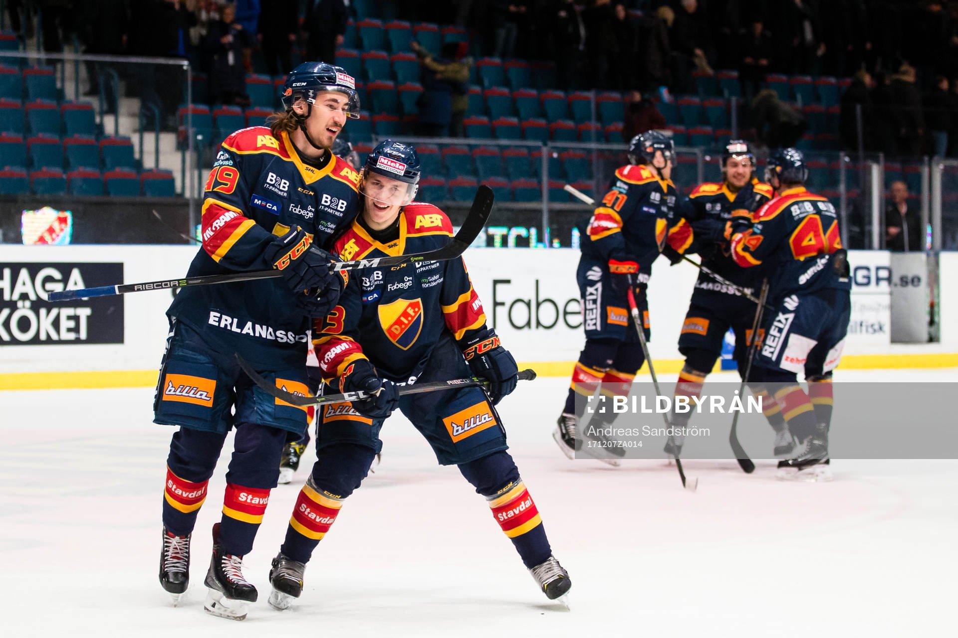 Djurgårdens Tom Nilsson och David Bernhardt firar segern