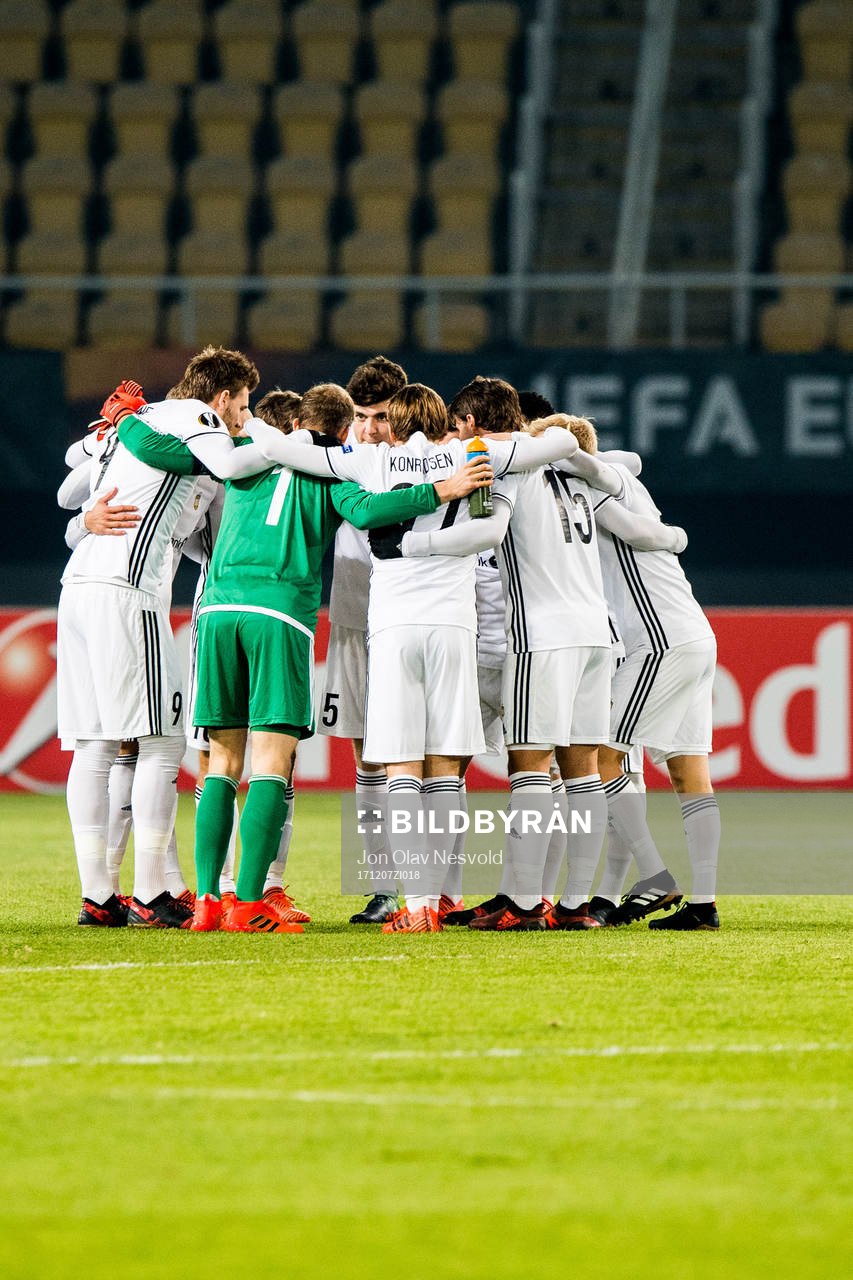 The Rosenborg players gather in a ring