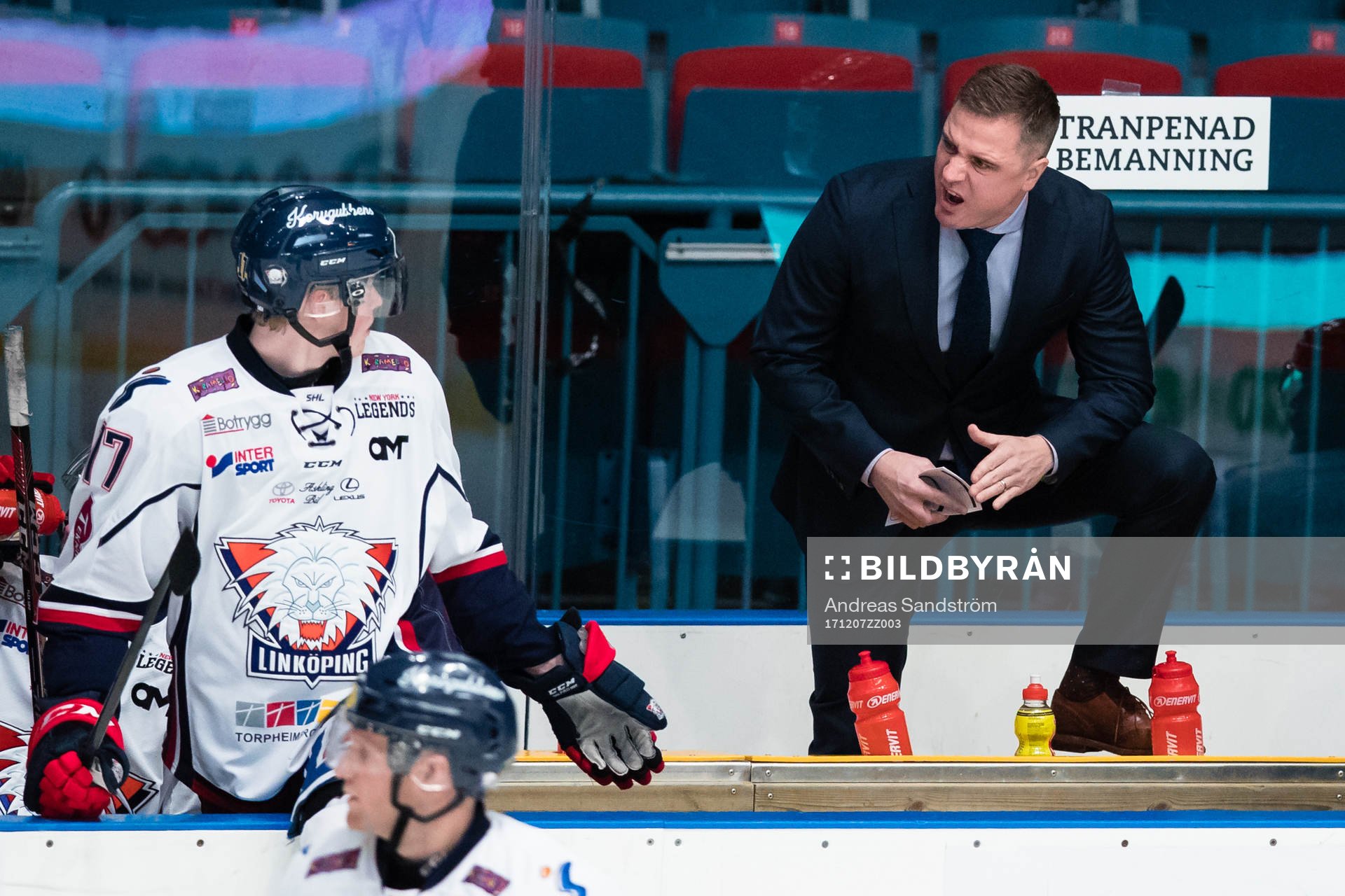 Linköpings tränare Dan Tagnes diskuterar med Fredrik