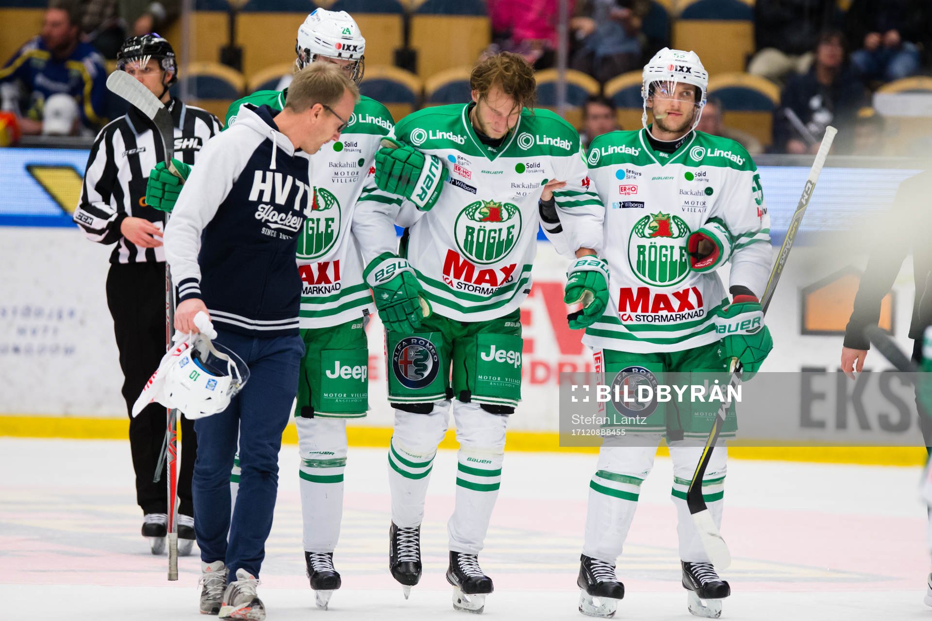 Rögles Alexander Younan leds av isen skadad