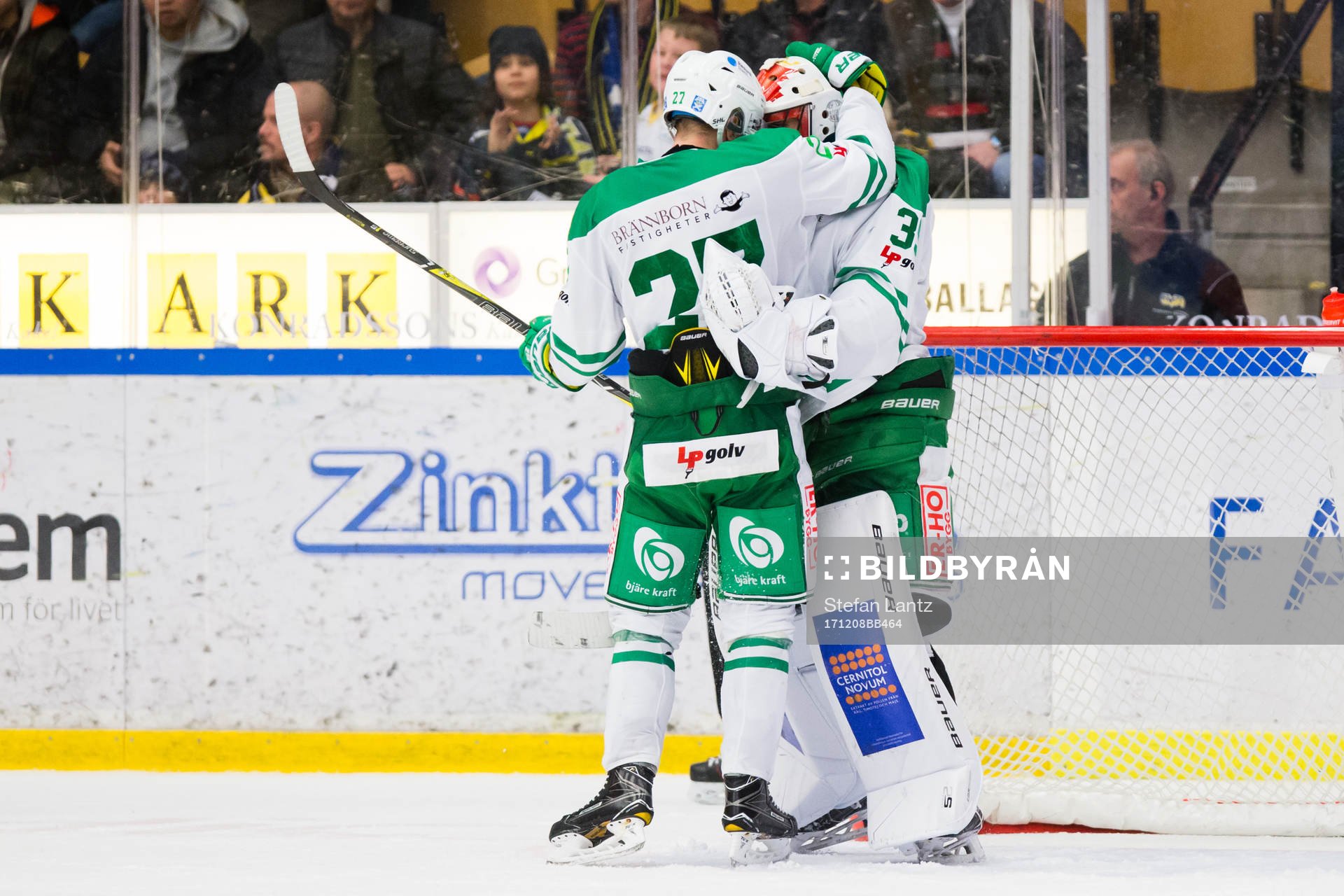 Rögles Jesper Williamsson och målvakt Justin Pogge jublar