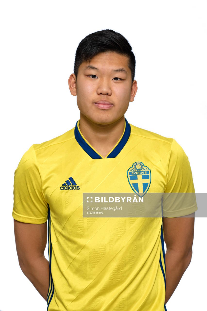 Martin Trinh i P17/00-landslaget poserar för porträtt den 8 december 2017 i Stockholm