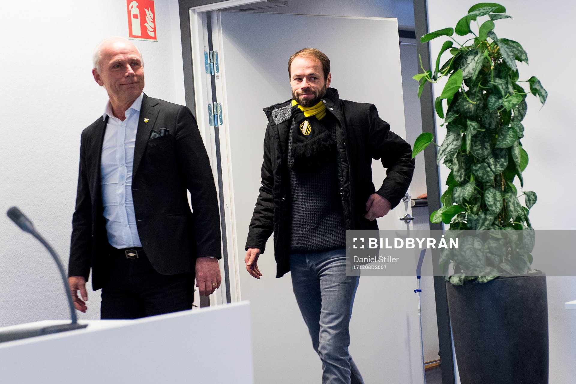 Klubbdirektör Dennis Andersson presenterar Andreas Alm som